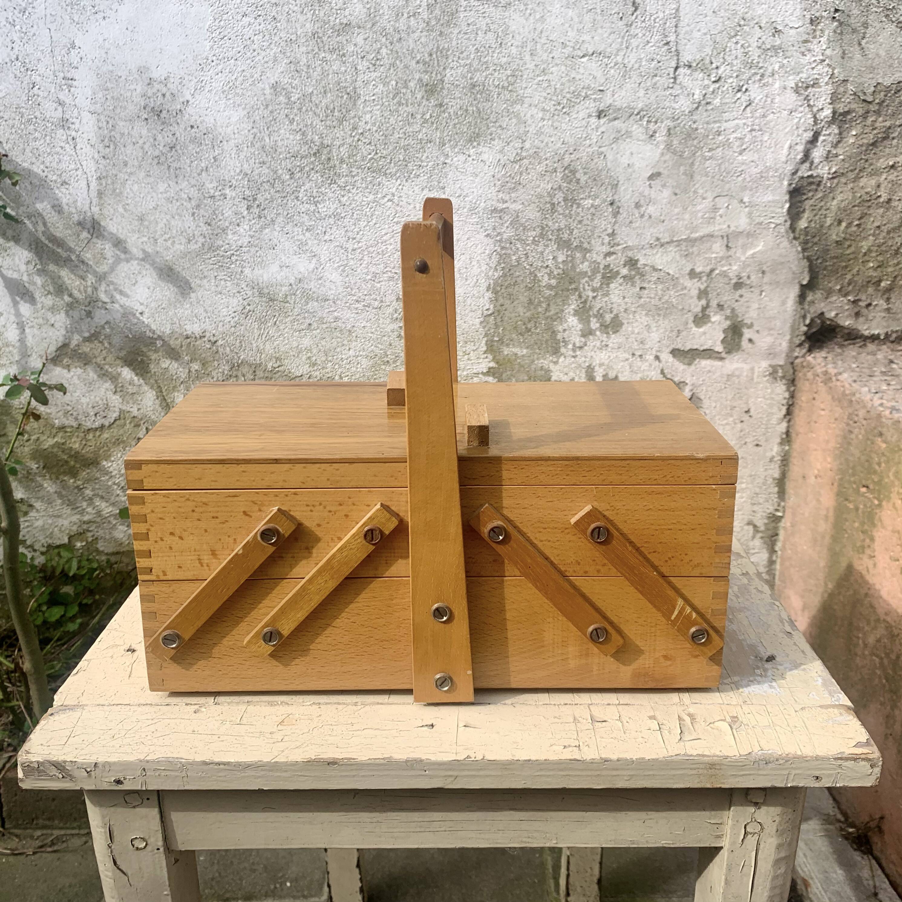 Petite travailleuse en bois vintage