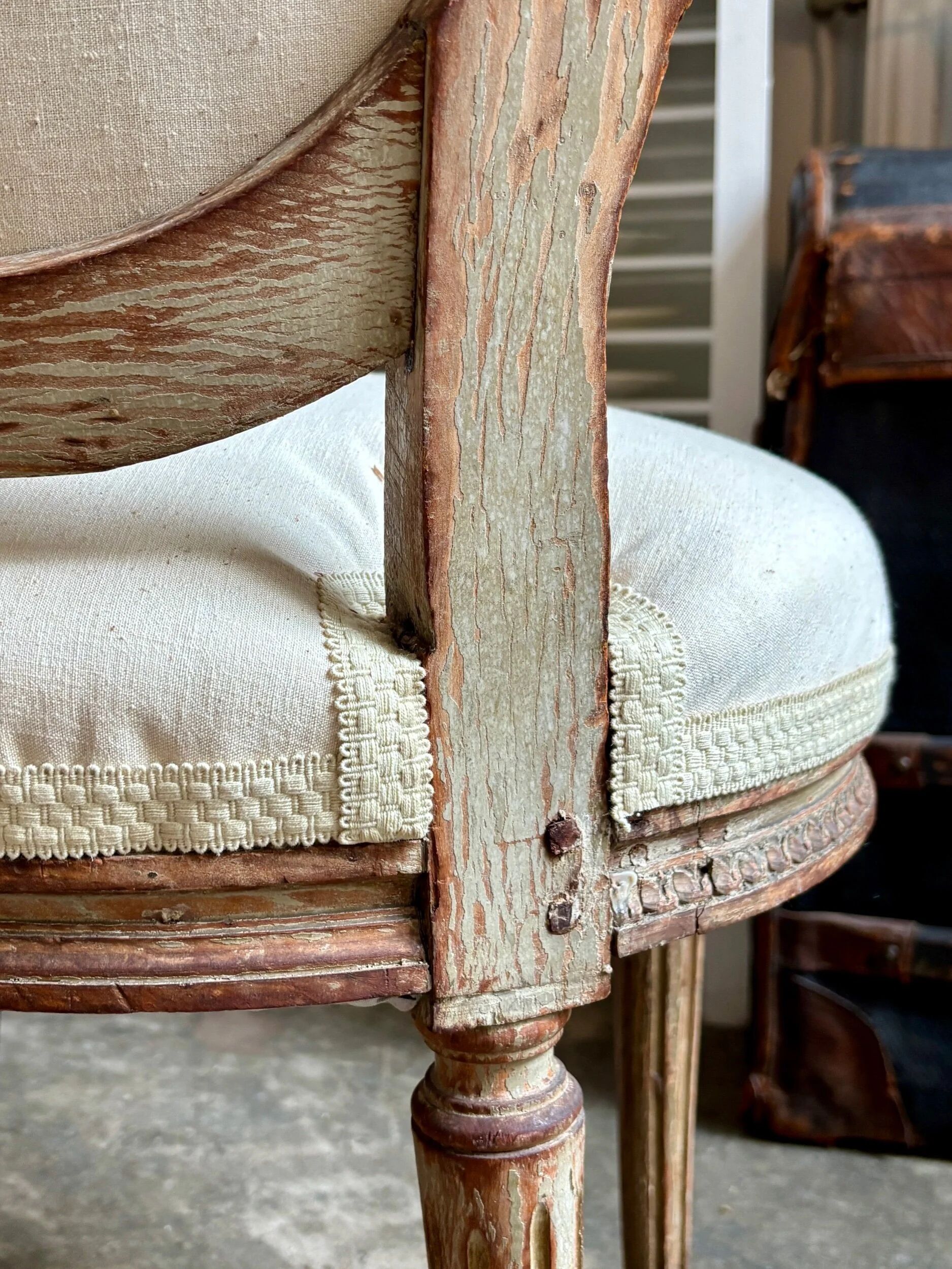 Medallion back chair in moulded wood and beige fabric.