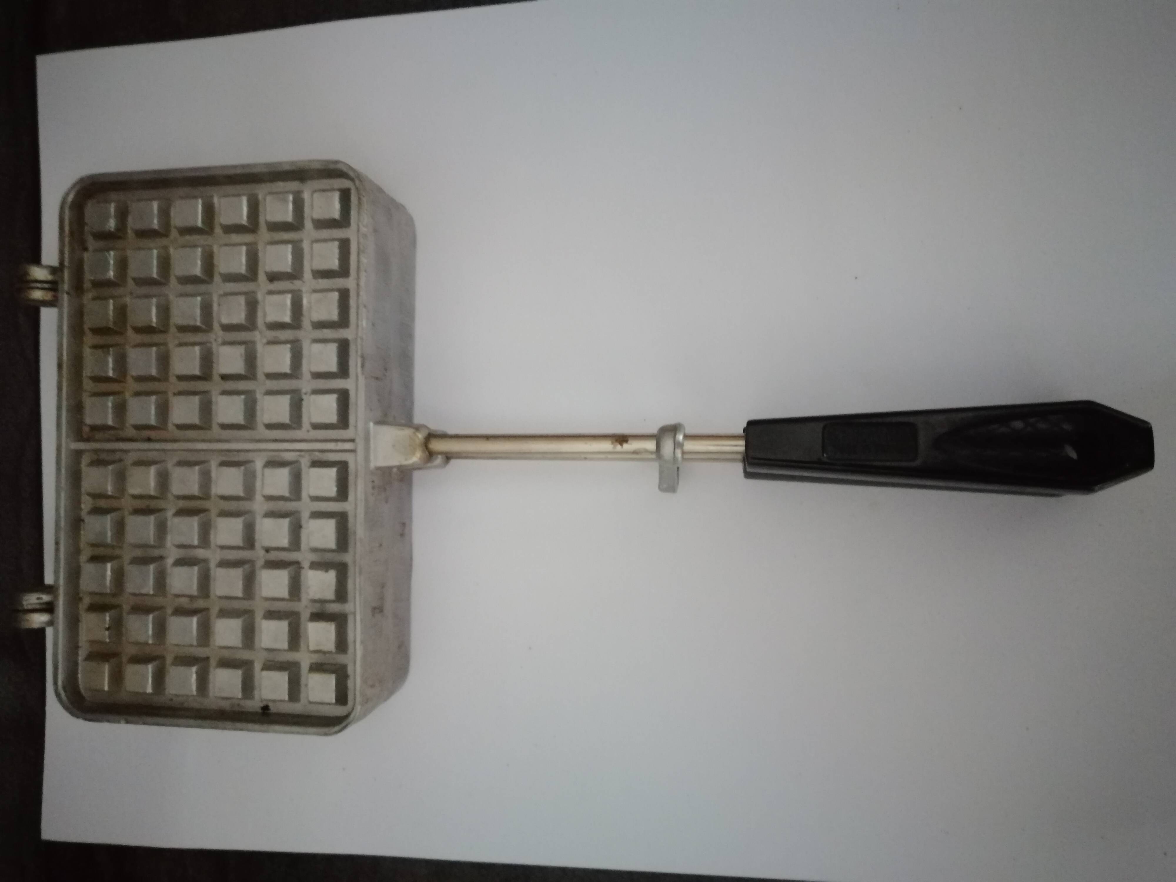 VINTAGE CAST IRON WAFFLE MAKER
