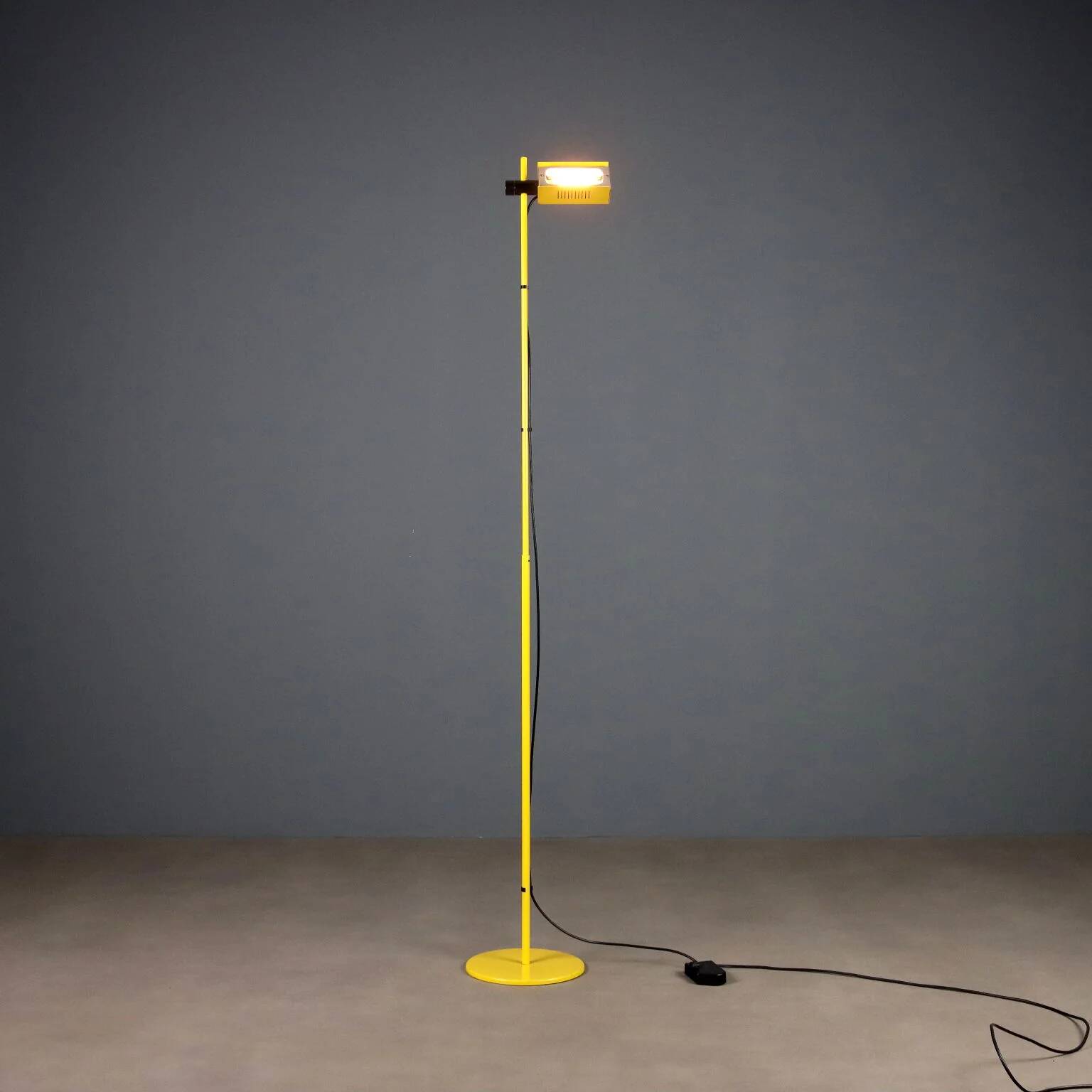 Vintage floor lamp in metal and aluminium, Italy, 1980s.
