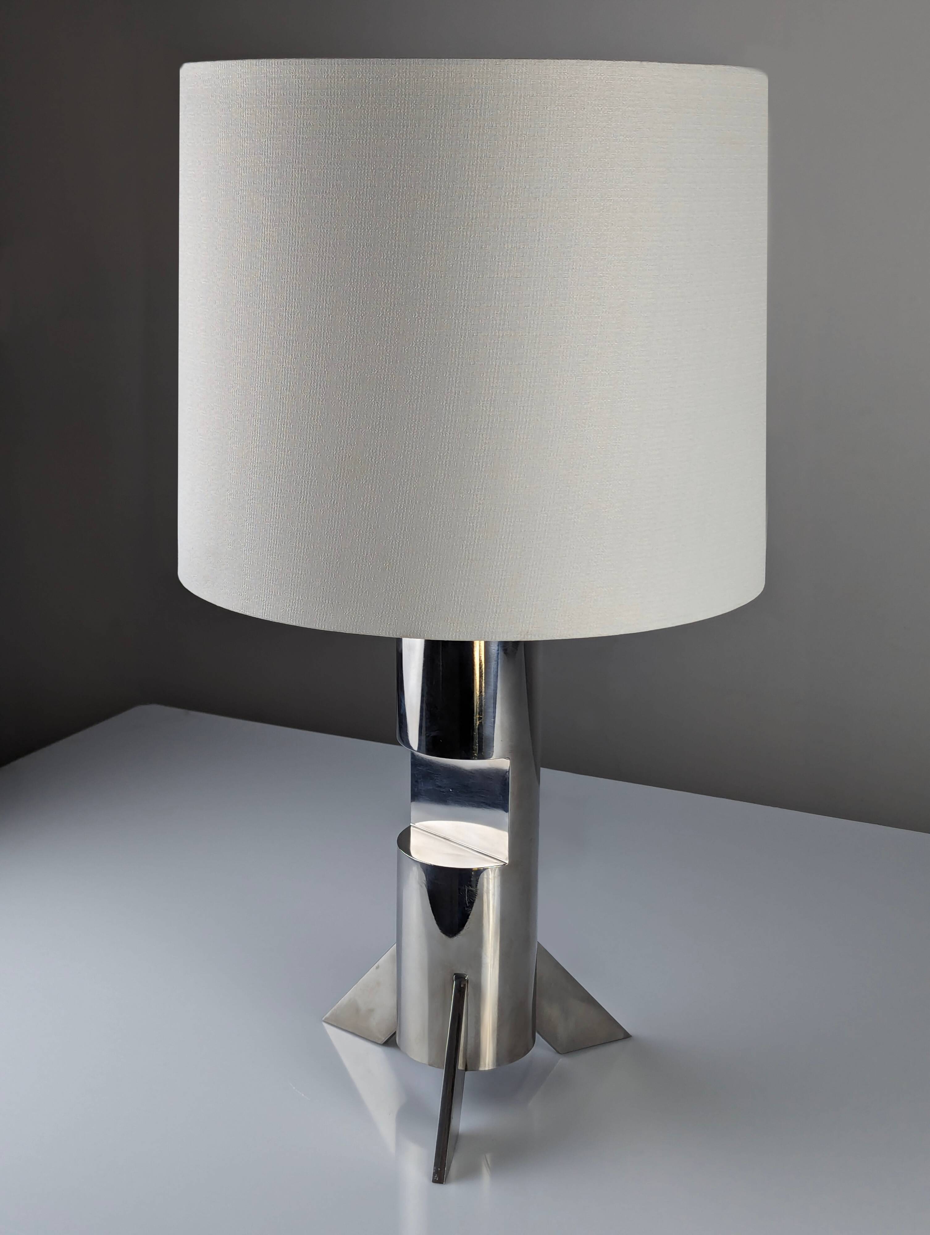 Steel sculpture table lamp