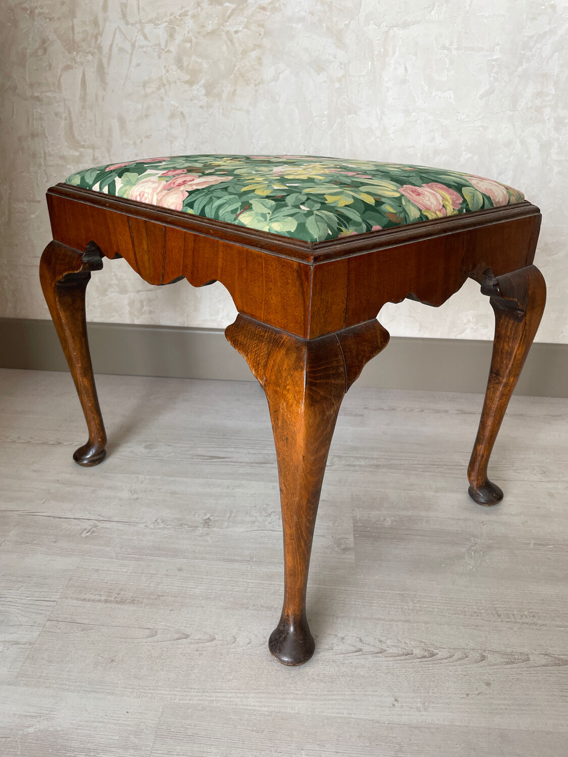 Wooden stool Chippendale