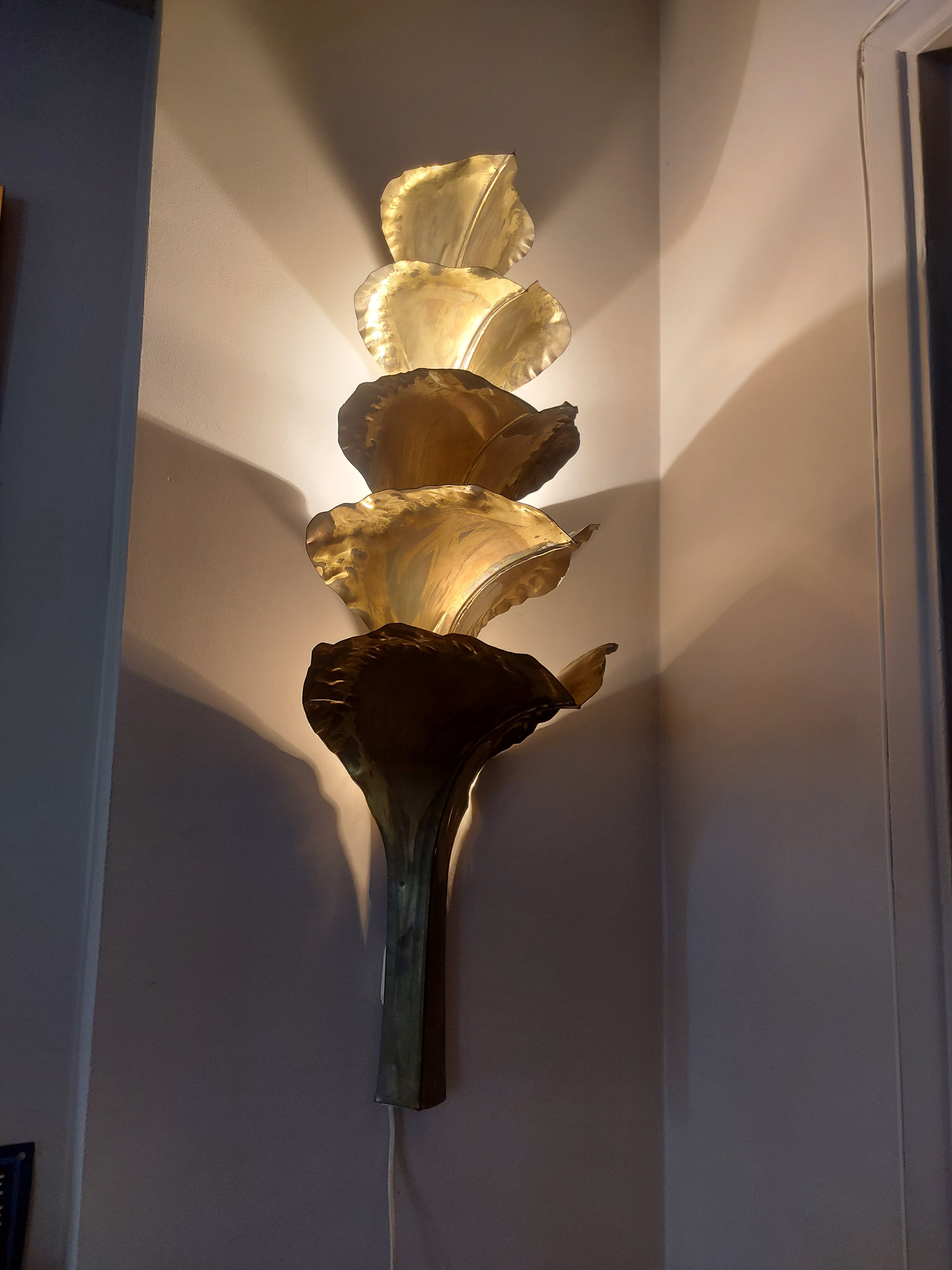 Wall lamp design in gilded metal, leaf décor