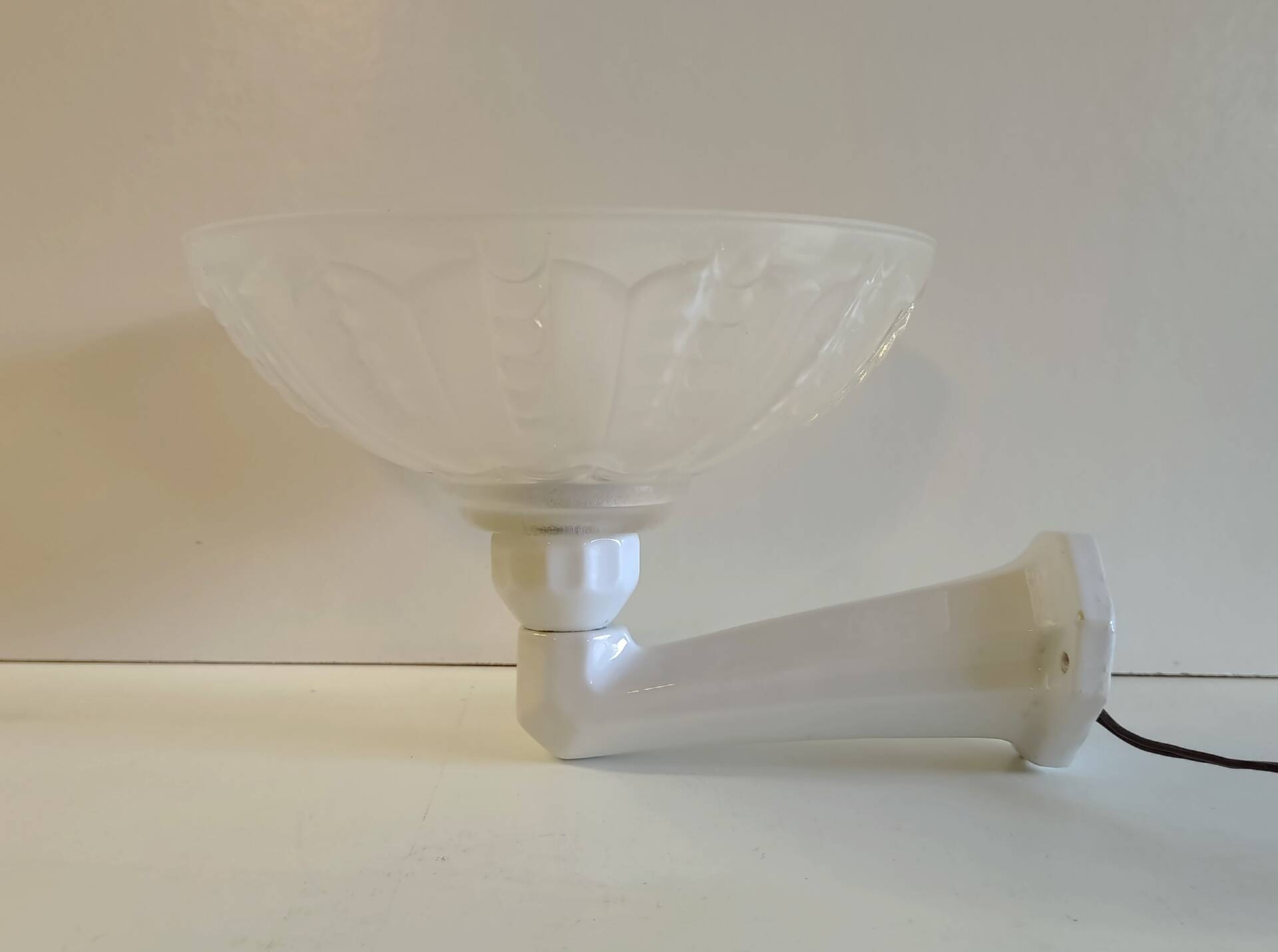 Art Deco wall light in porcelain and glass paste - 1930s/40s