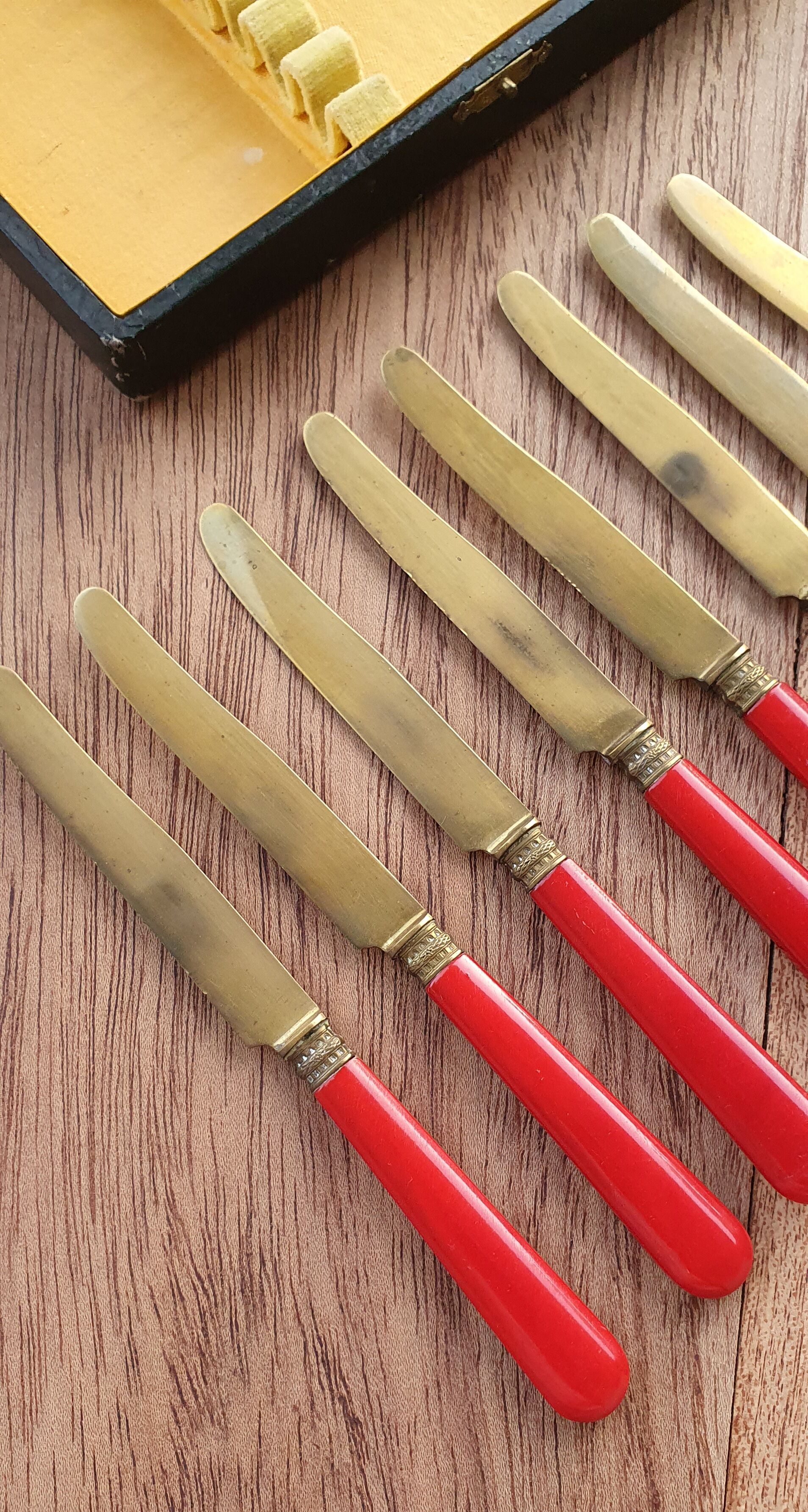 Dessert knives