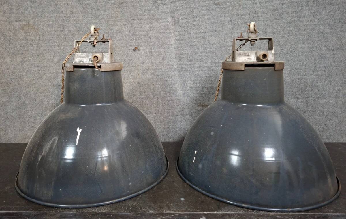 Pair of industrial pendant lights in enamelled sheet metal – 20th century (lot A)