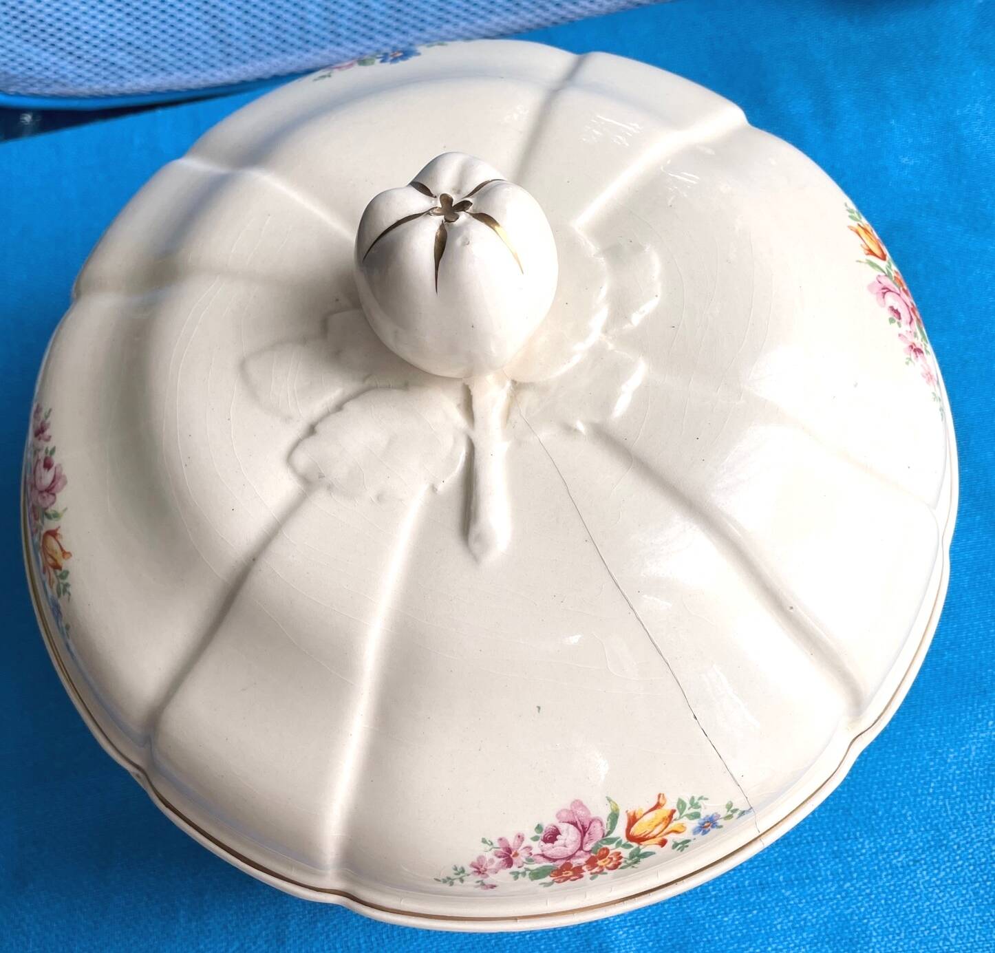 Soupière ancienne Badonviller – demi-porcelaine ivoire, fleurs et dorure