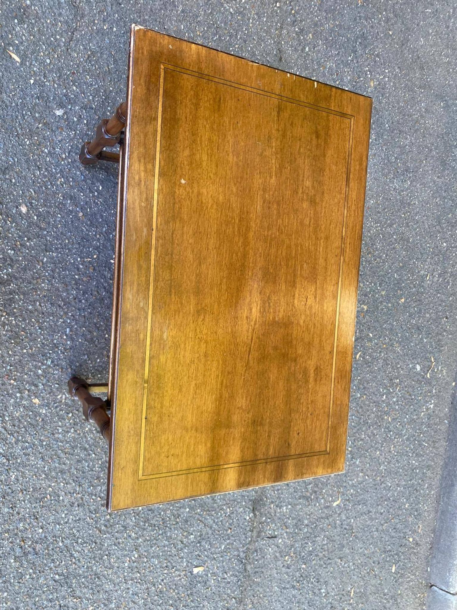 Meuble porte-revues table d'appoint en bois teinté style anglais néo-classi