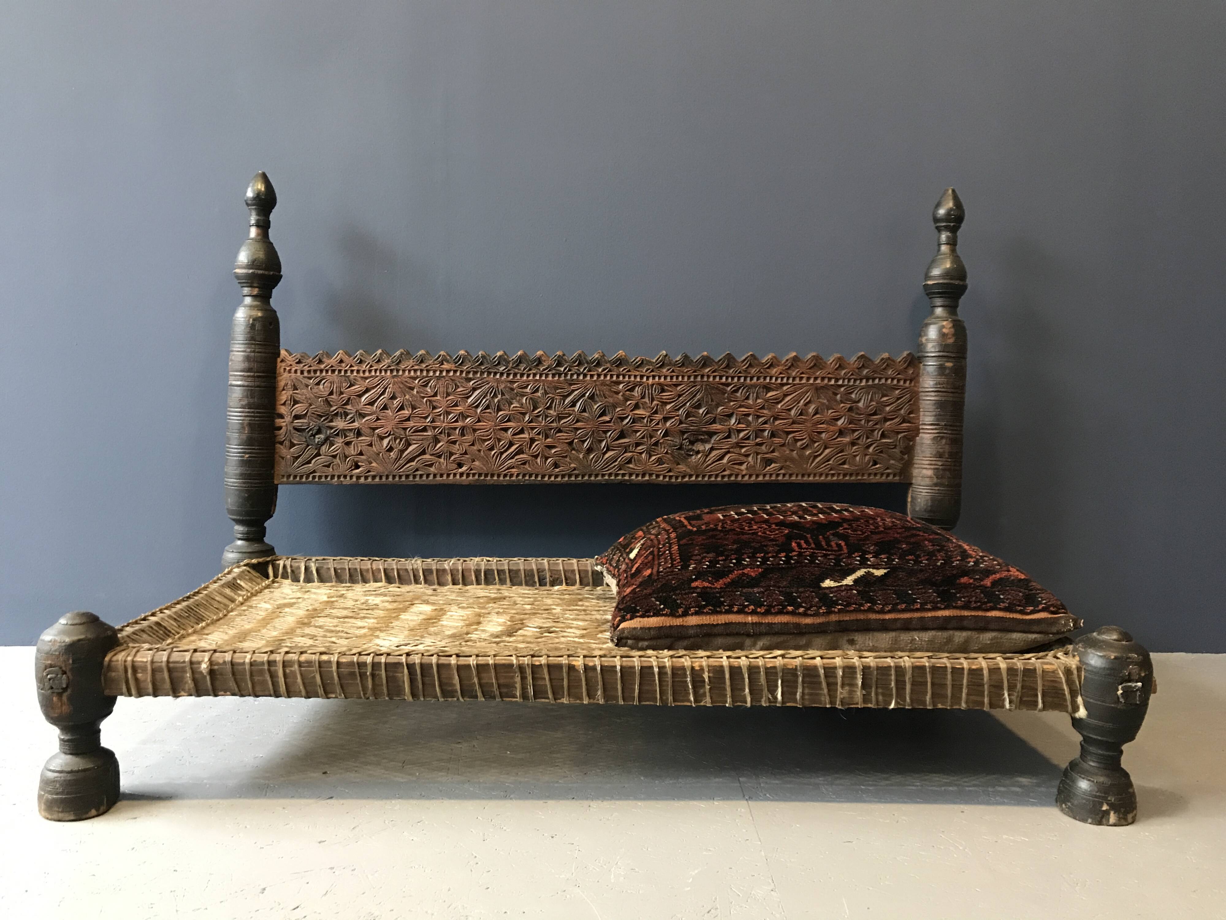 Nuristan Bench