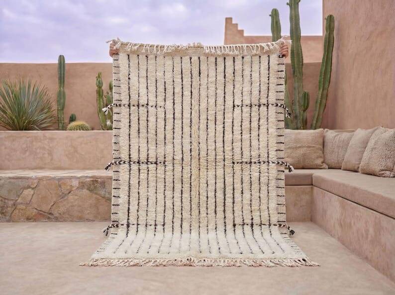 Handwoven traditional Berber rug, size 1.5/2.5 m.