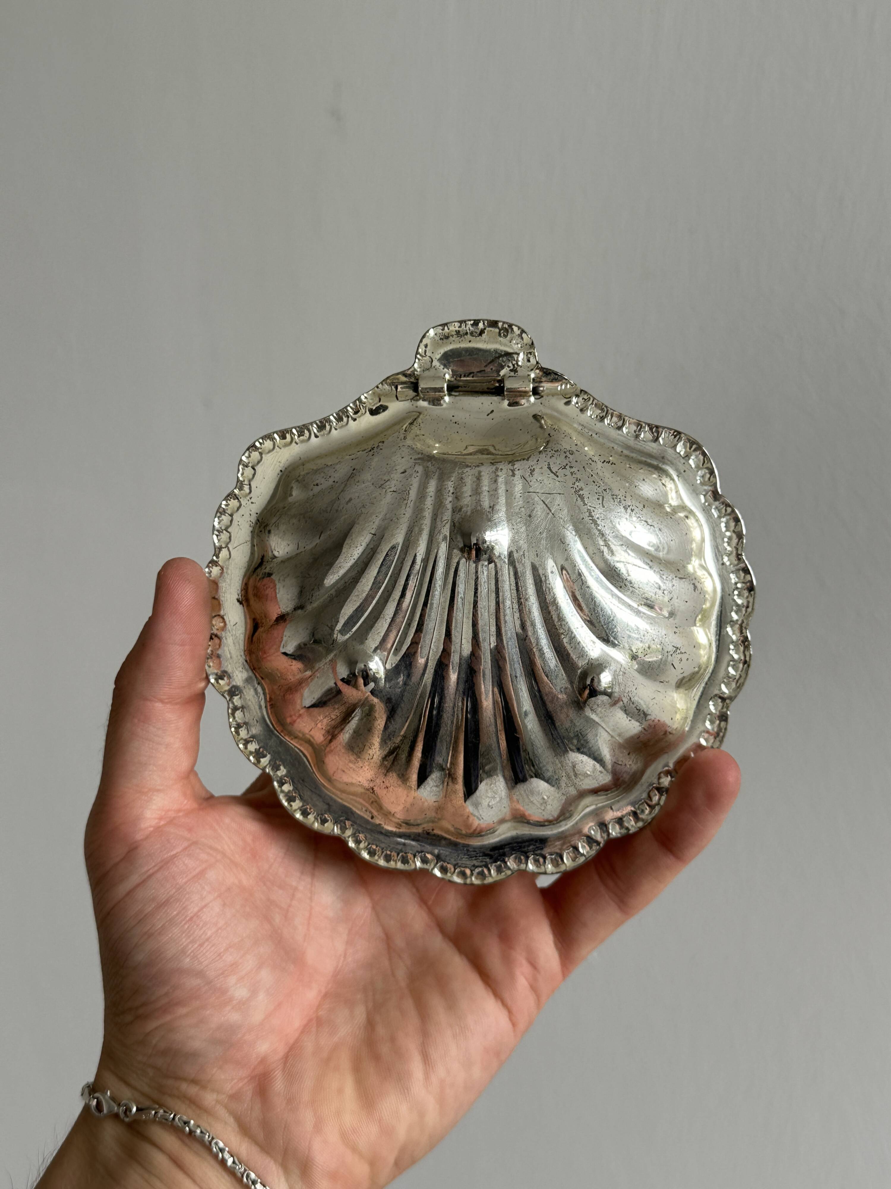 Silver-plated metal shell-shaped butter dish