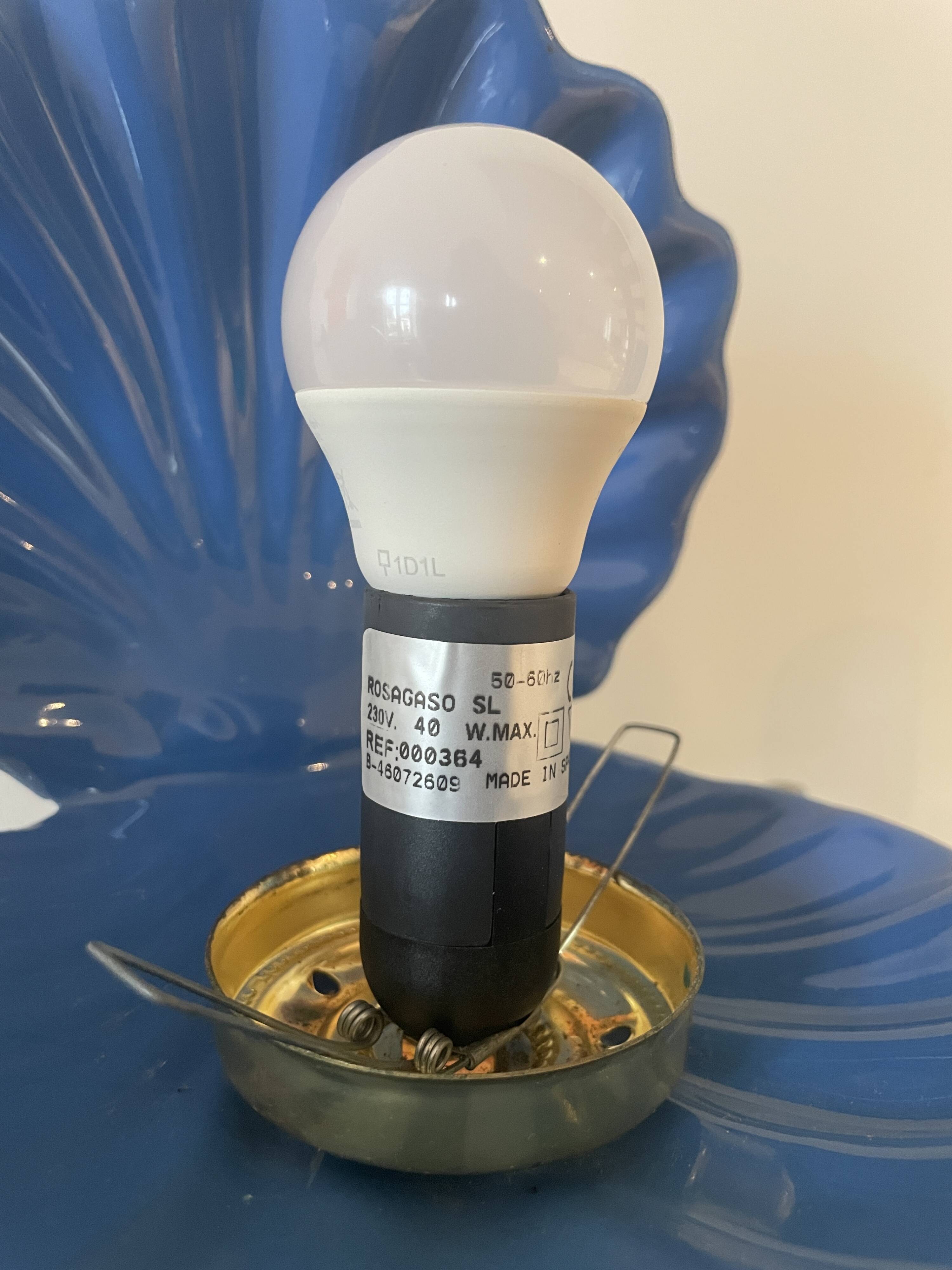 Lampe coquillage en céramique bleue