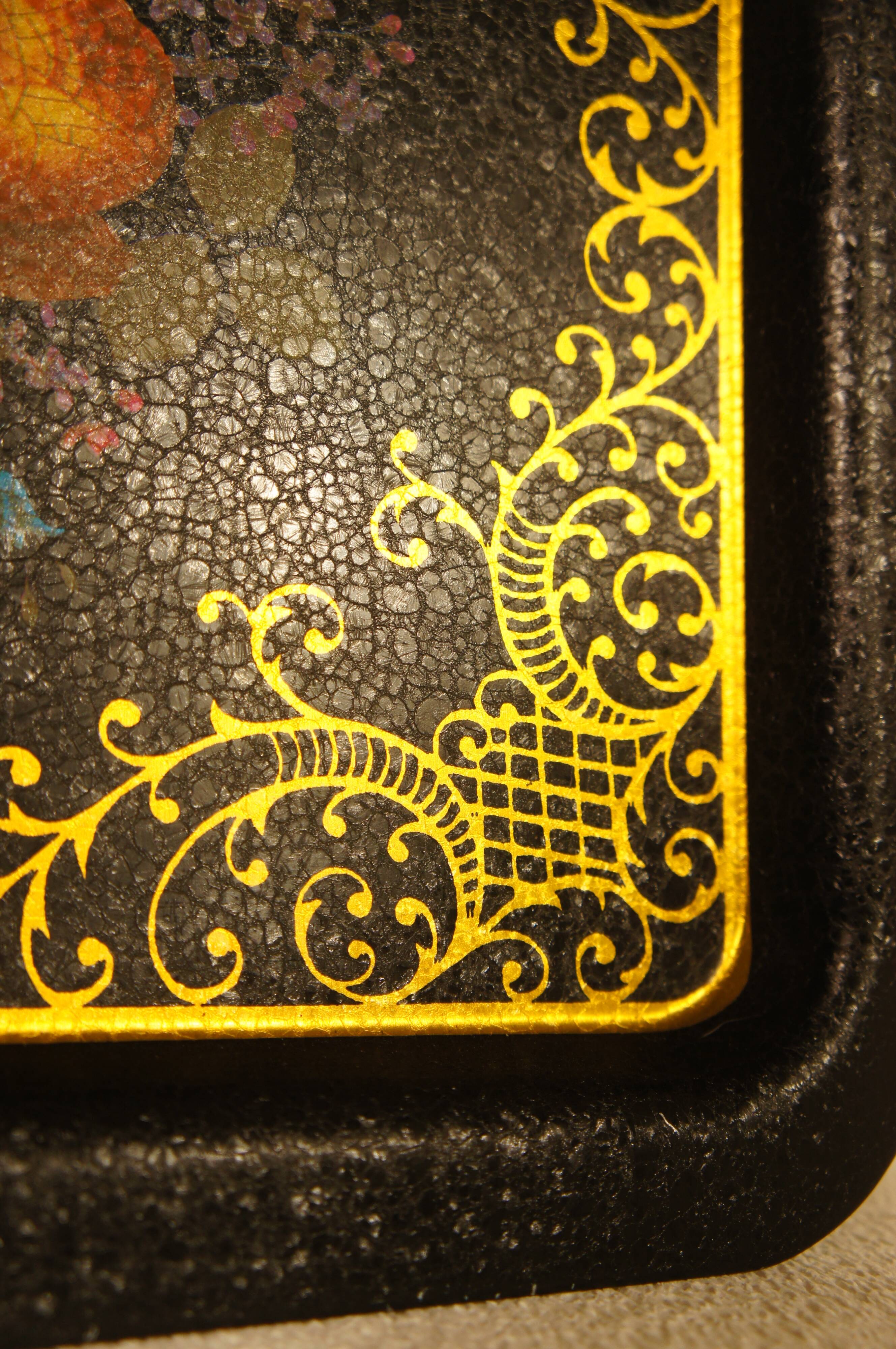 Flower tray in screen-printed sheet metal cracked effect