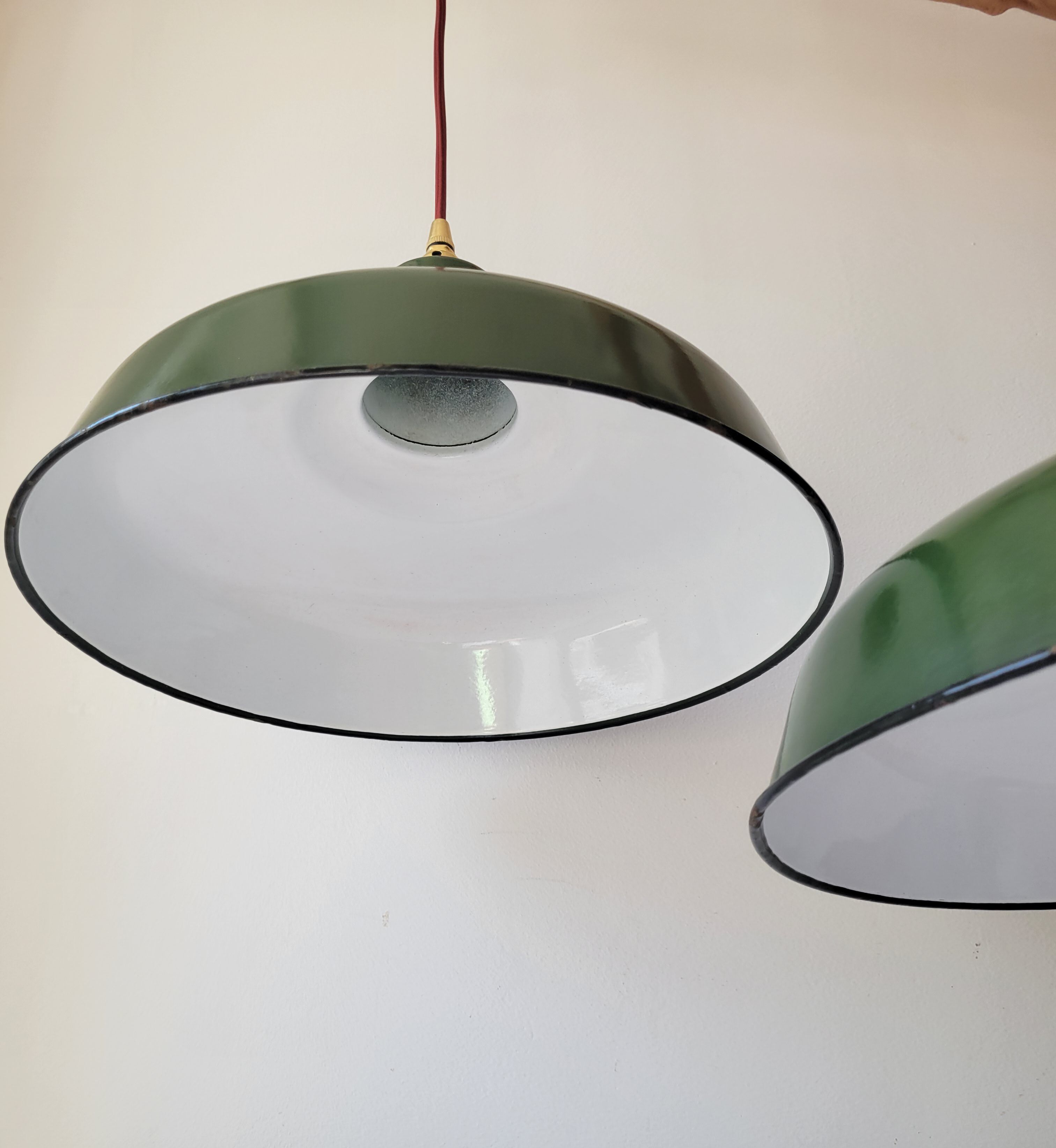 Duo of suspensions in green enamelled sheet metal