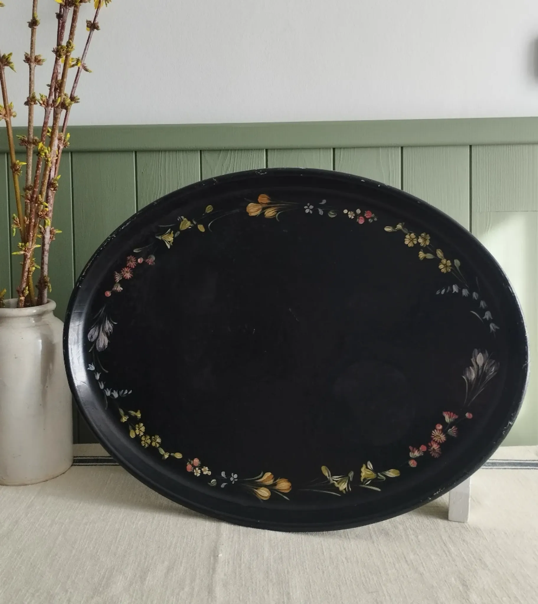 Old large English plate made of papier-mâché.