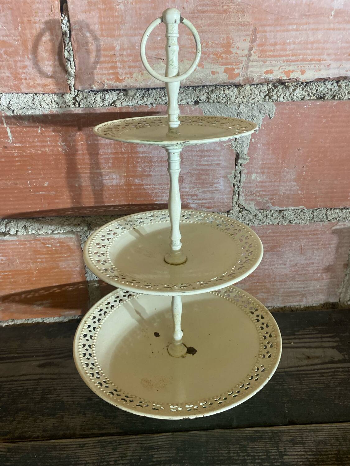 Présentoir à gâteaux 3 niveaux ancien en métal blanc