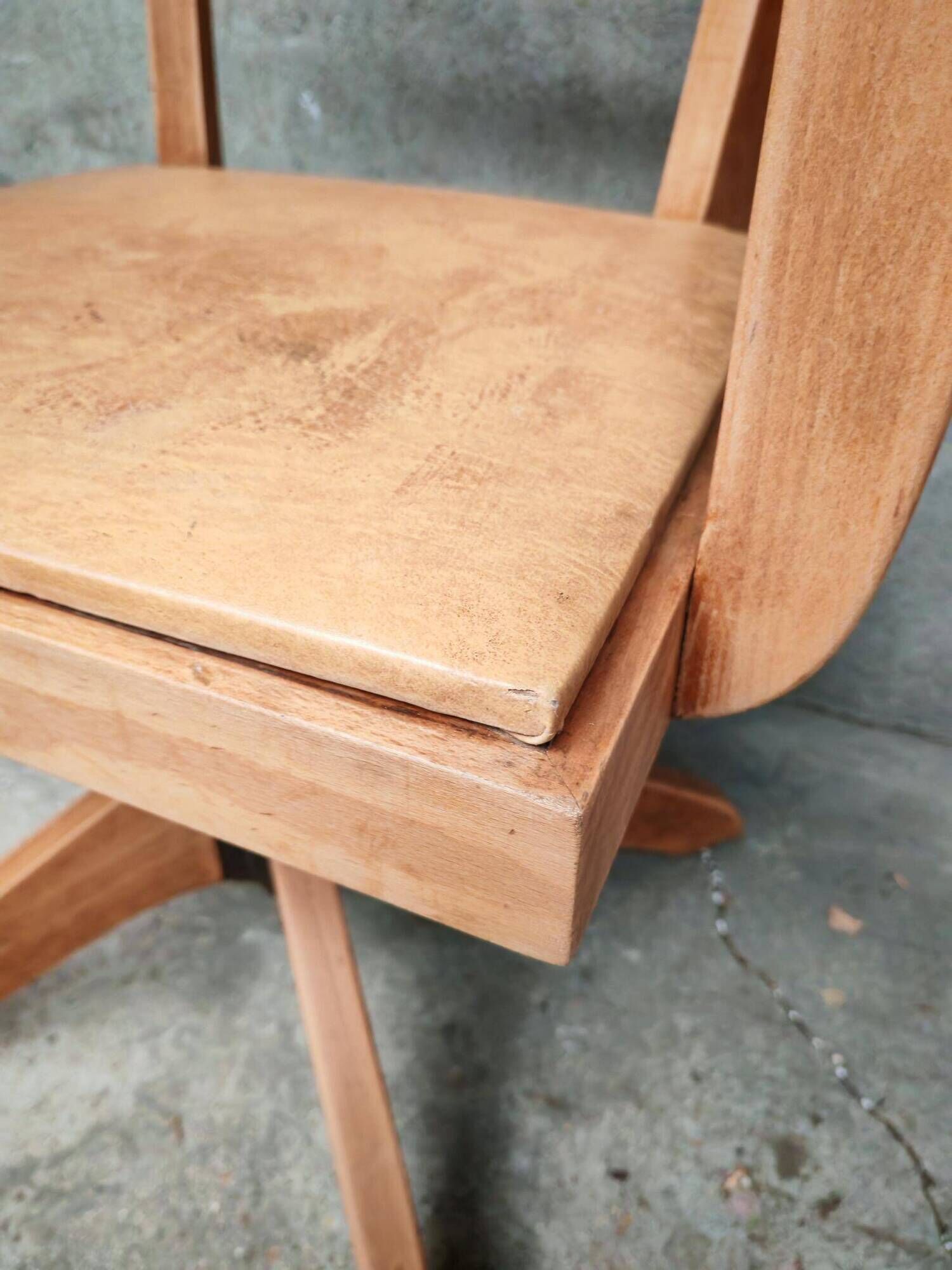 American architect's armchair in wood and cast iron from the 1930s