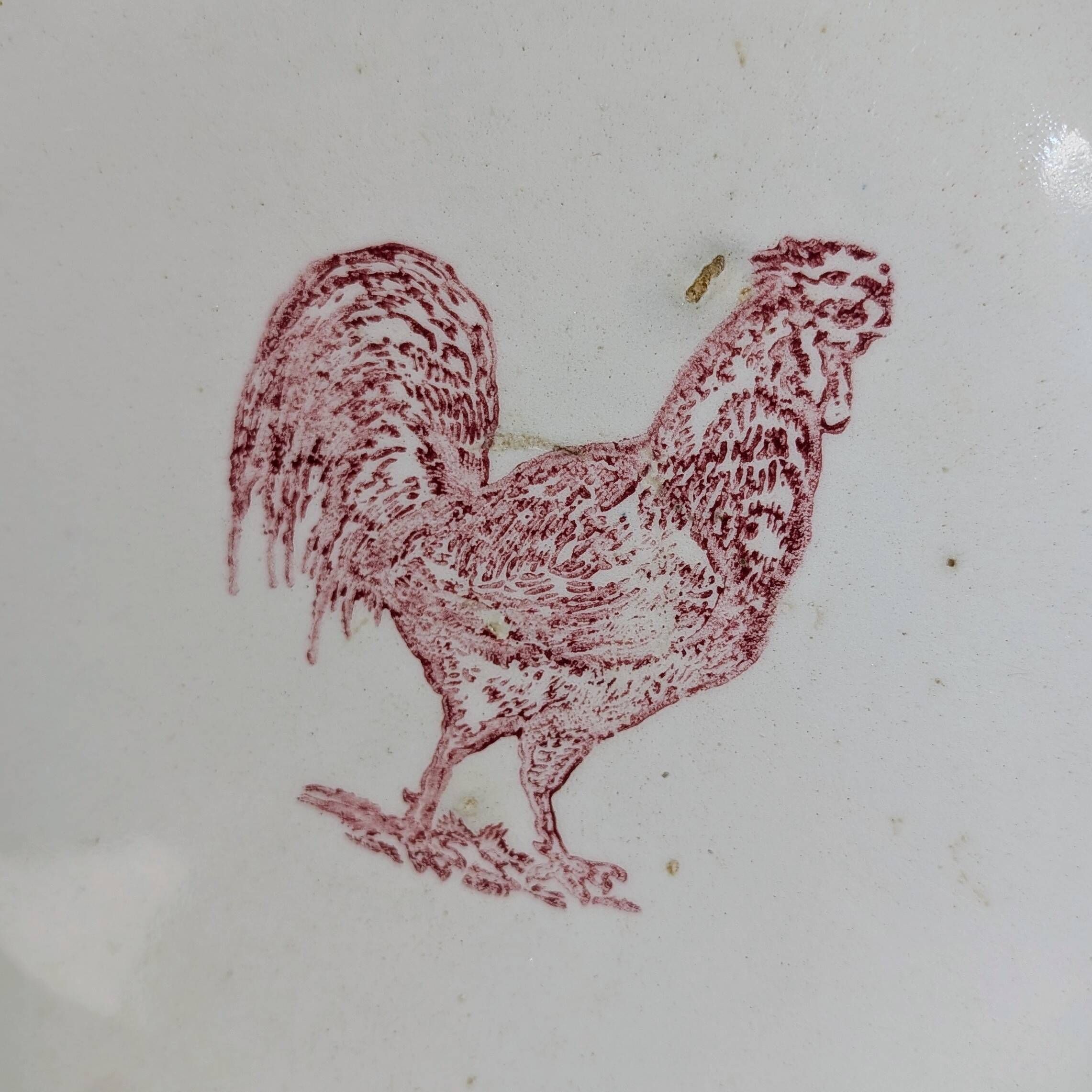 Plat creux ancien au coq rouge, décor éponge