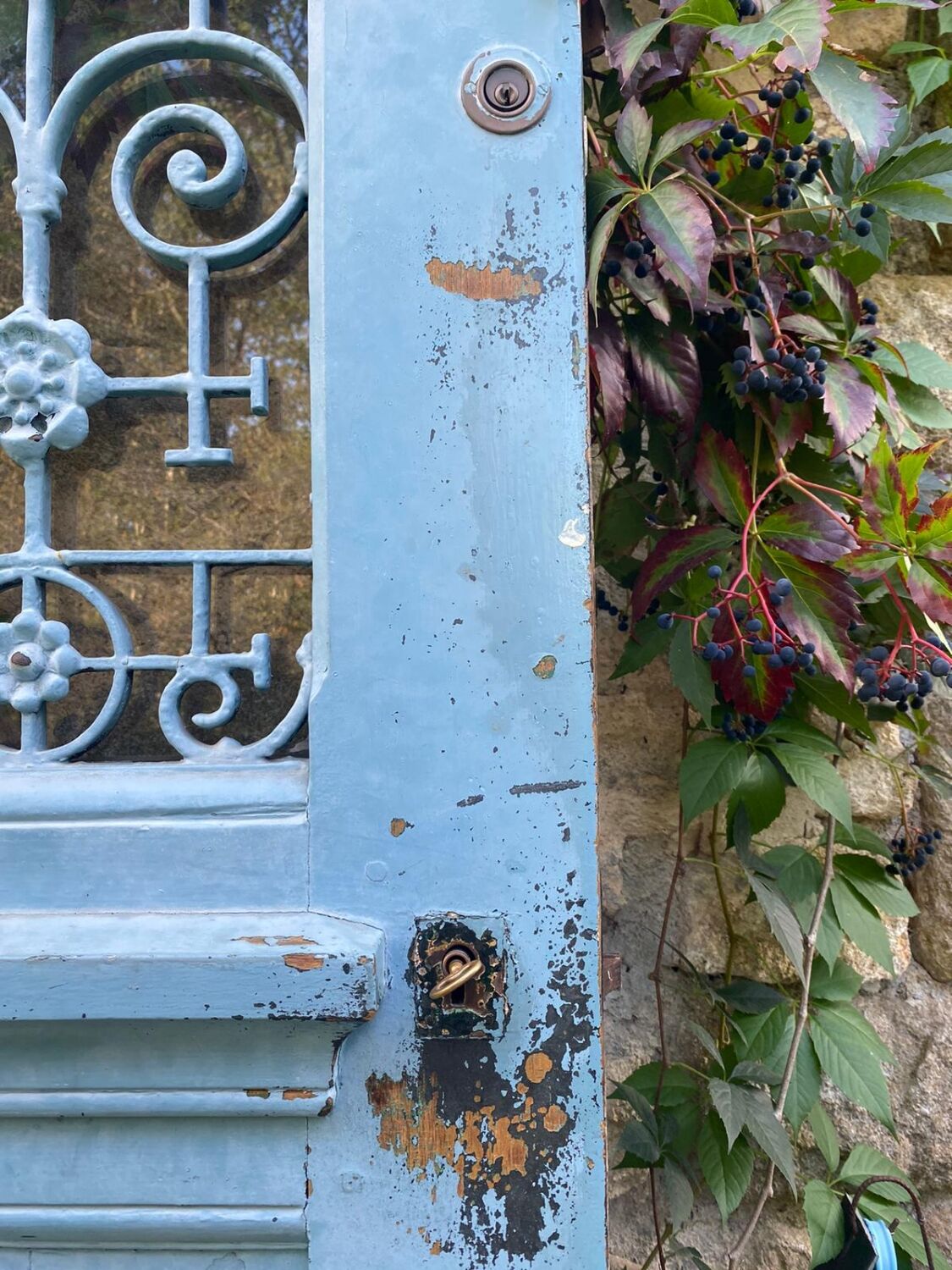 Entrance door in solid oak, cast iron grille, 1930s