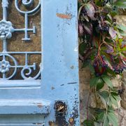 Entrance door in solid oak, cast iron grille, 1930s