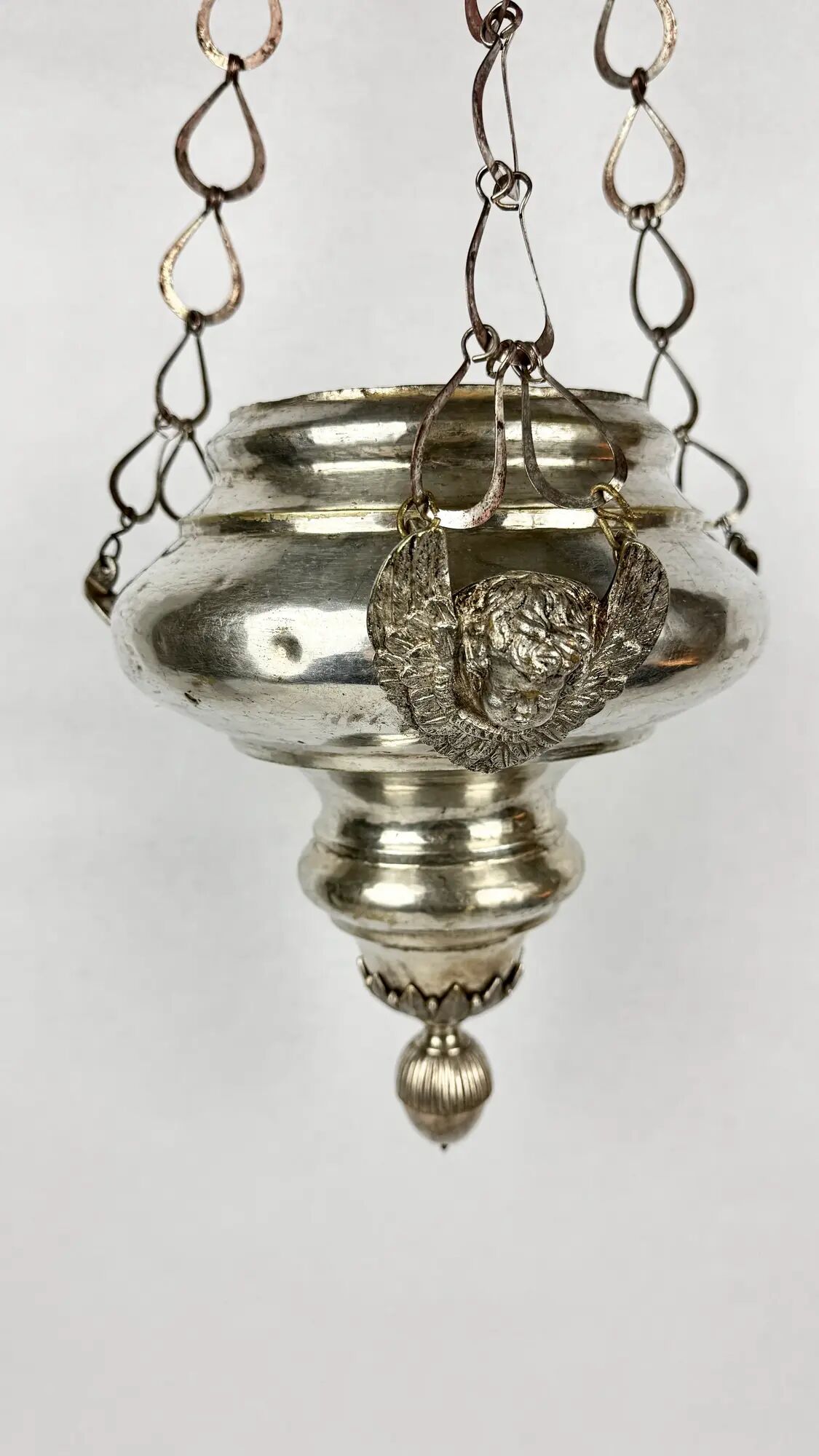 19th-century sanctuary chandelier in silver-plated brass, decorated with angels, 78 cm.