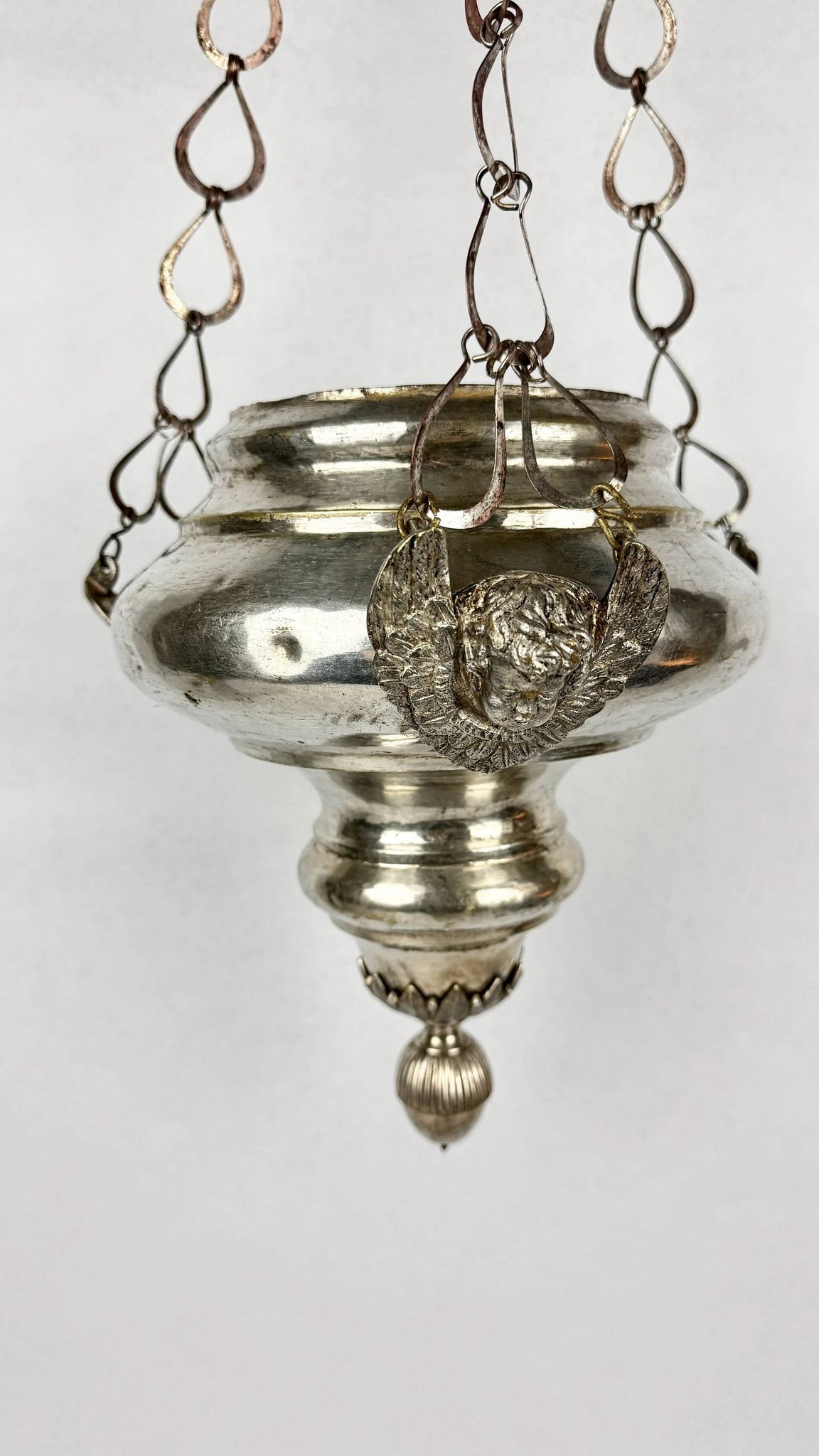 19th-century sanctuary chandelier in silver-plated brass, decorated with angels, 78 cm.