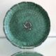 Assiette verte avec incrustation de fleurs argentées signé Argenta de Gustavsberg