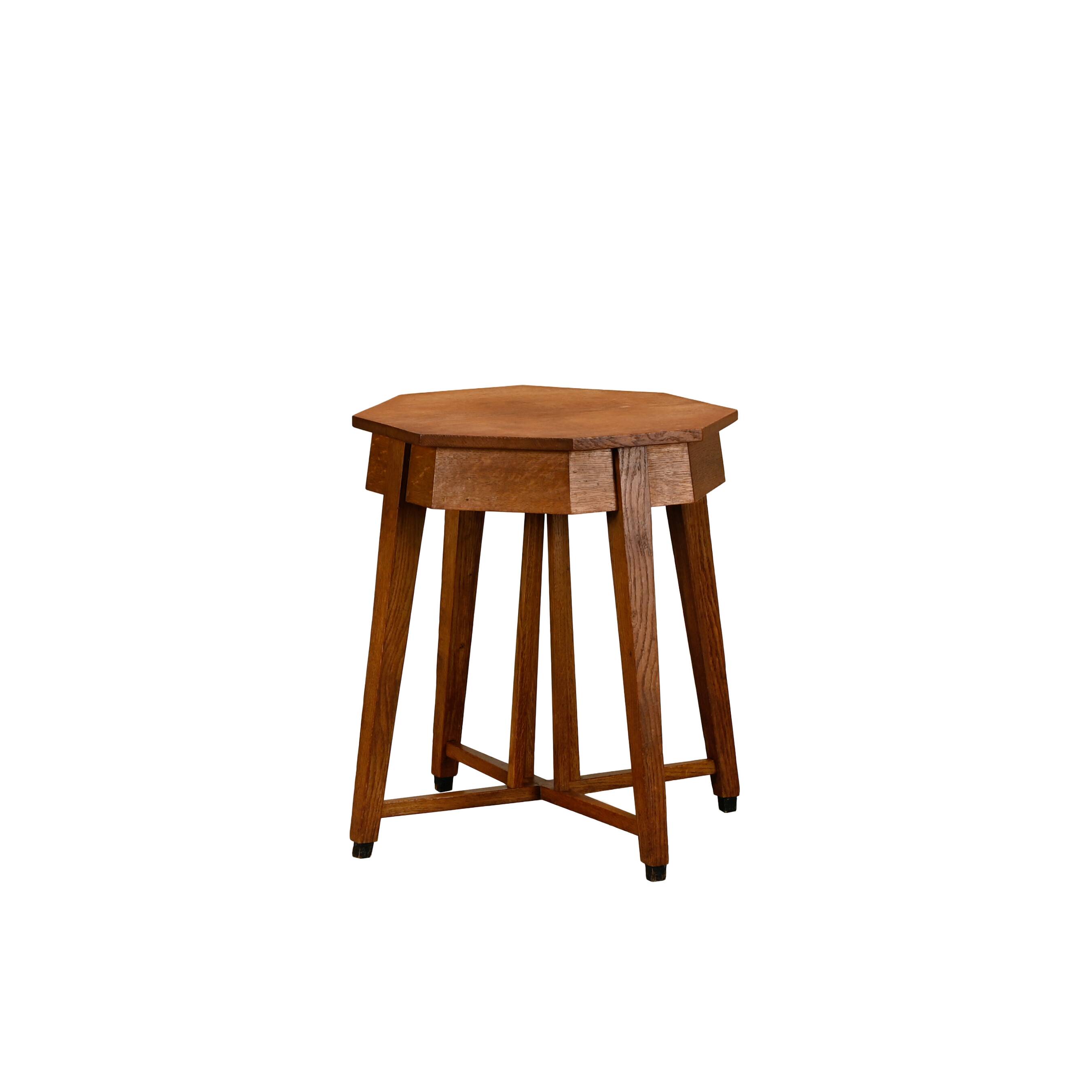 Table d'appoint octogonale en chêne de l'École de La Haye Art Déco architecturale