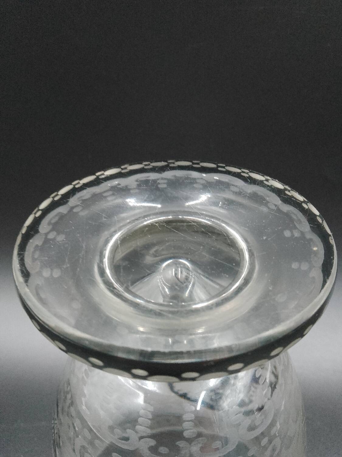 Early 20th century Bohemian vase in engraved crystal with castle and deer motifs