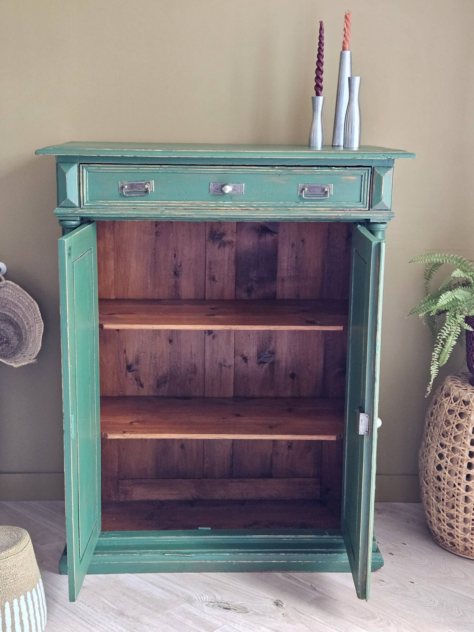 Antique cabinet in fir with green patina Metsä | Hector