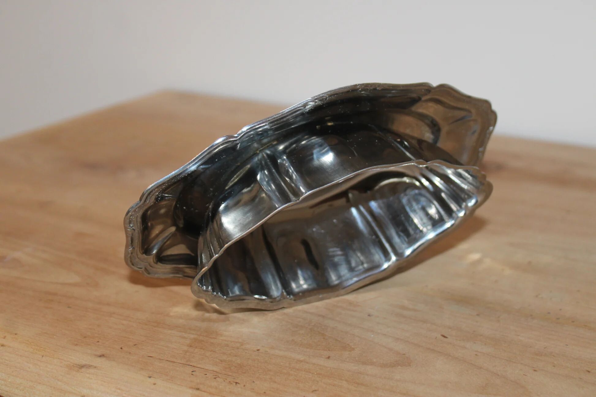 Antique silver-plated sauce boat with sauce spoon – Attached tray in Louis XV style