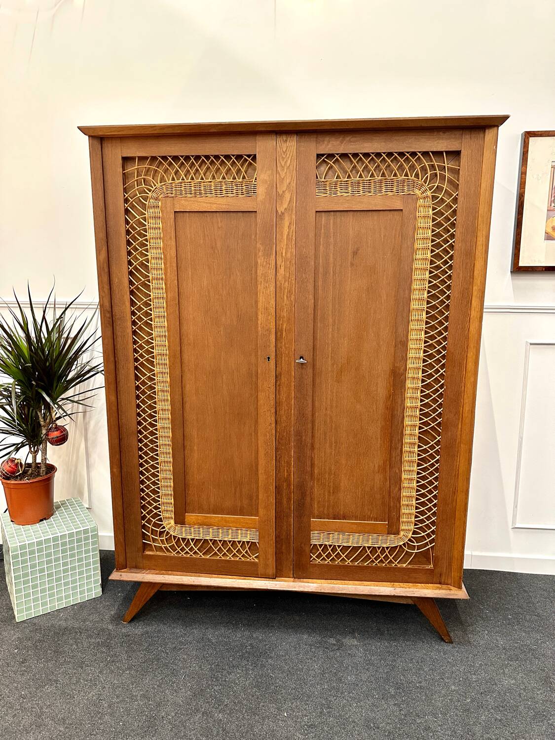 Armoire rotin pieds compas