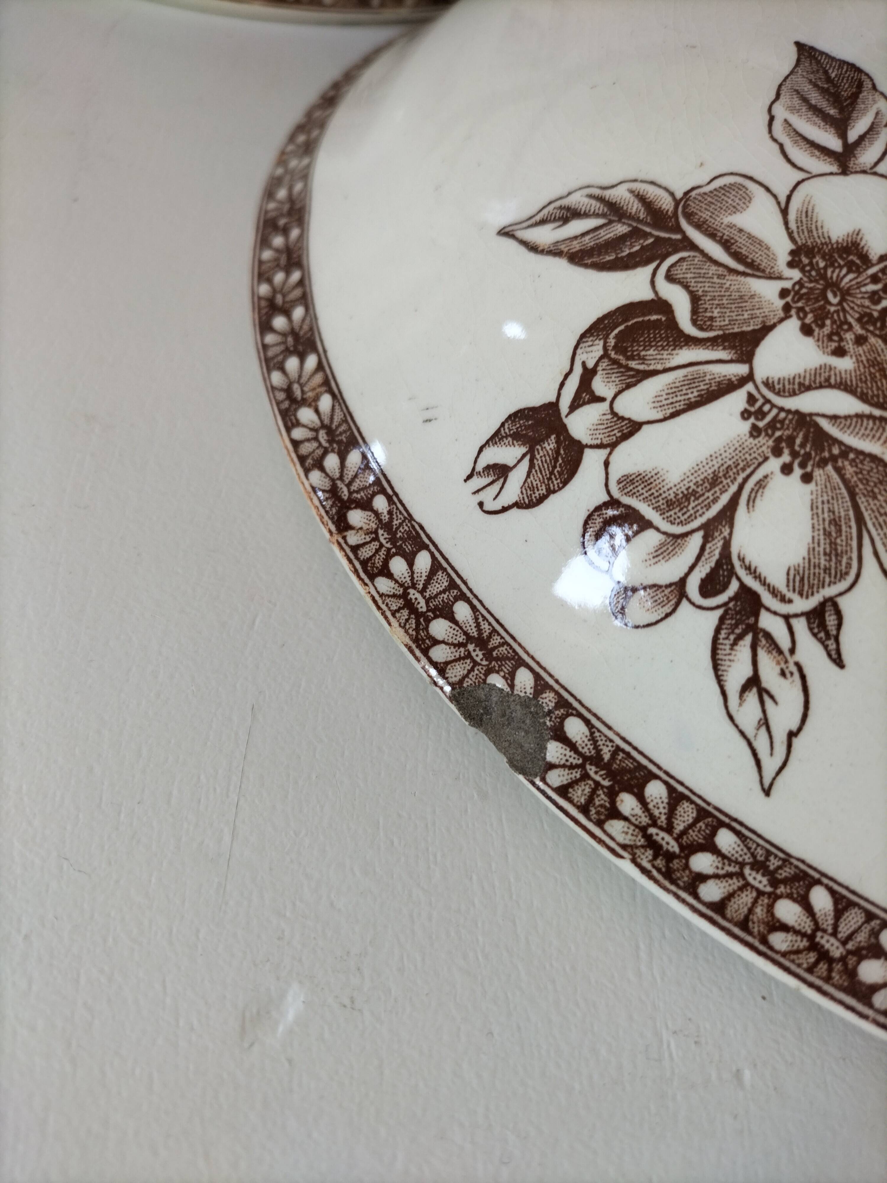 Soupière ancienne en terre de fer – décor "Marguerite", Grand Dépôt Paris