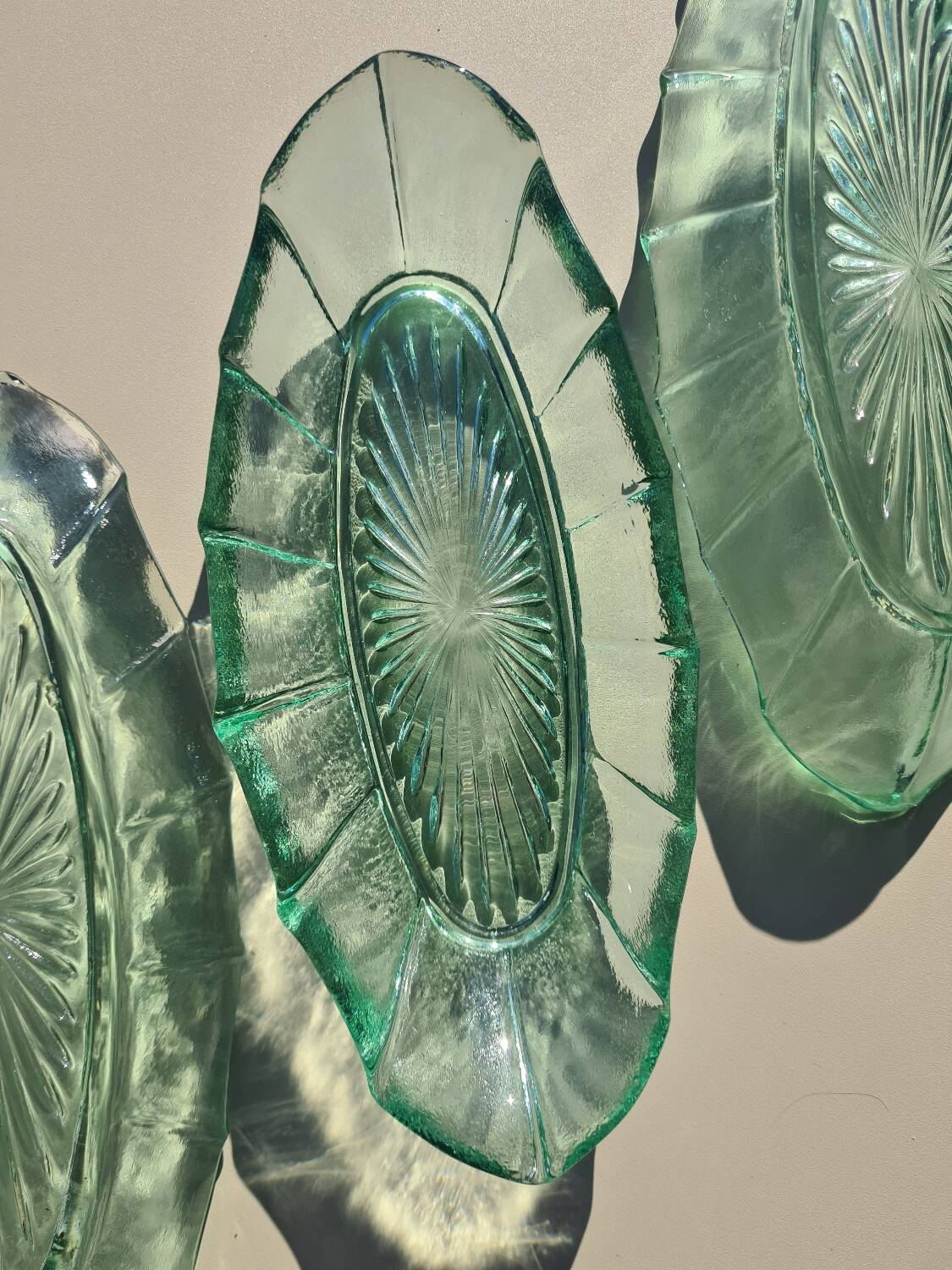 Ensemble de 5 petits plats en verre
pressé vert - Style Art Déco / Vin