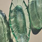 Ensemble de 5 petits plats en verre
pressé vert - Style Art Déco / Vin