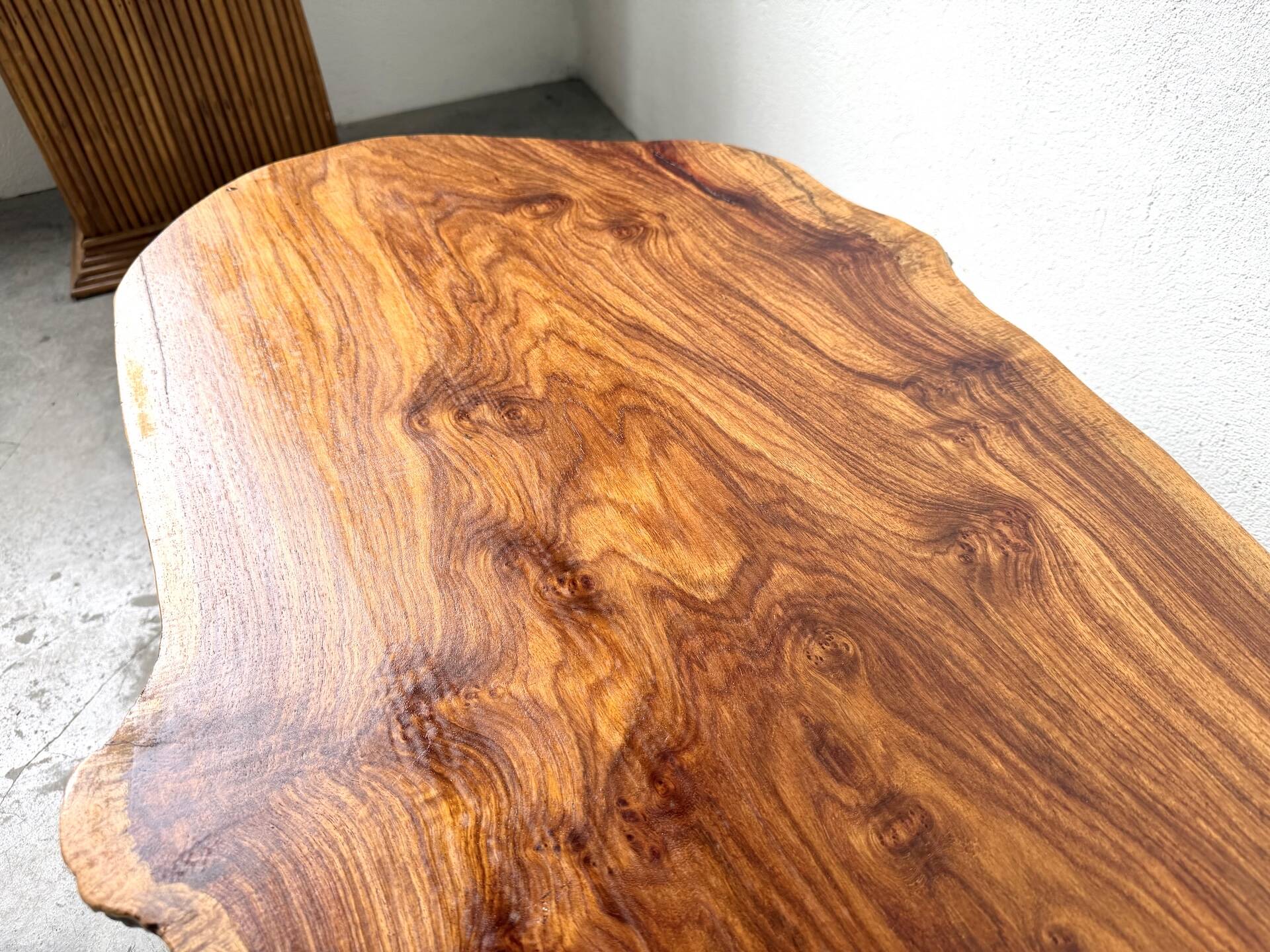 Table basse brutaliste en noyer massif, plateau slab live edge, France