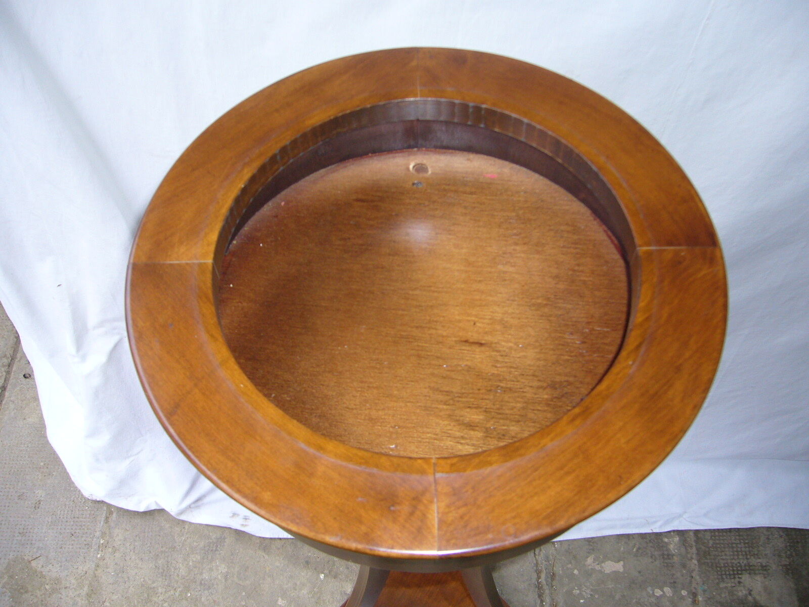 Garden on verni wooden feet