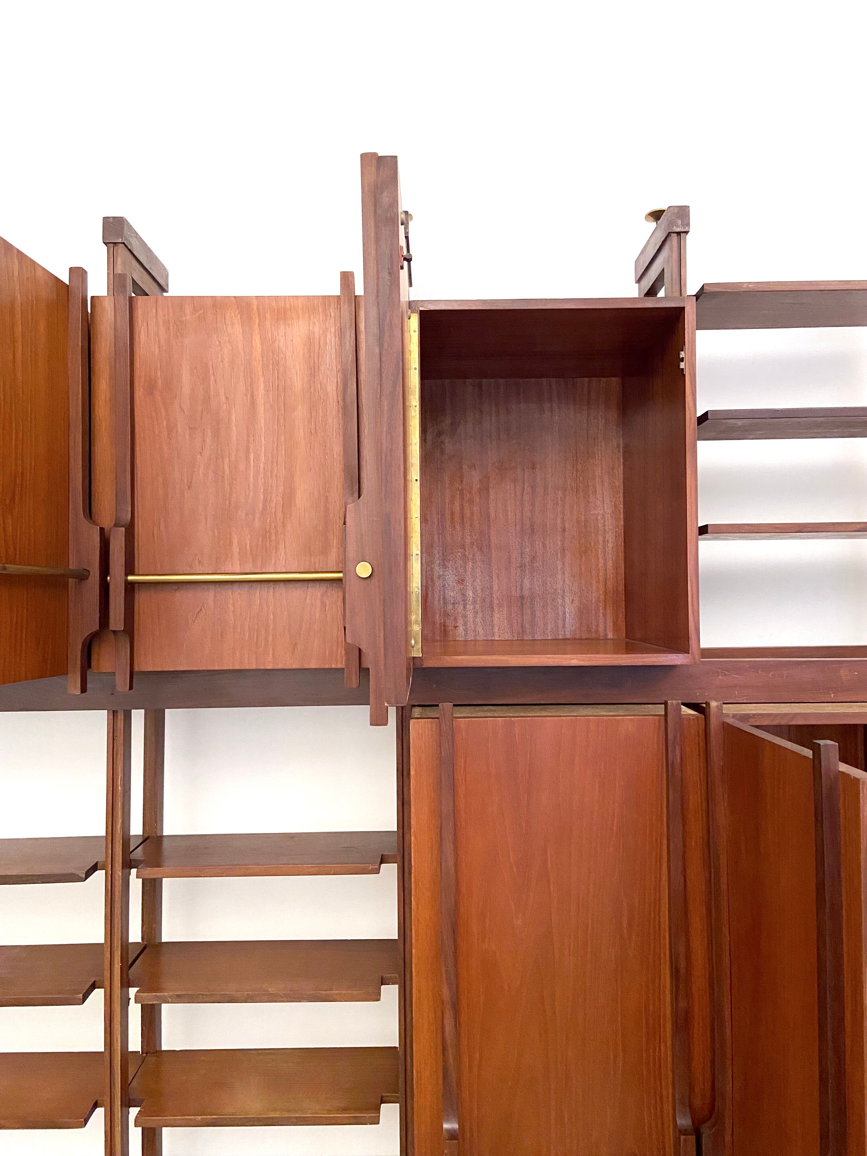 Bibliothèque en teck, noyer et laiton, Italie, années 1960