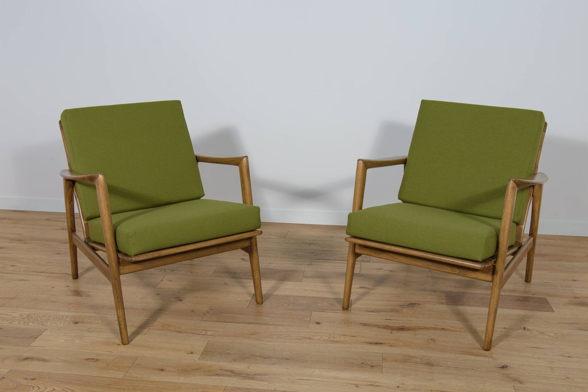 Model 300-192 Armchairs by Juliusz Kedziorek from Goscinska Furniture Factory, 1970s, Set of 2