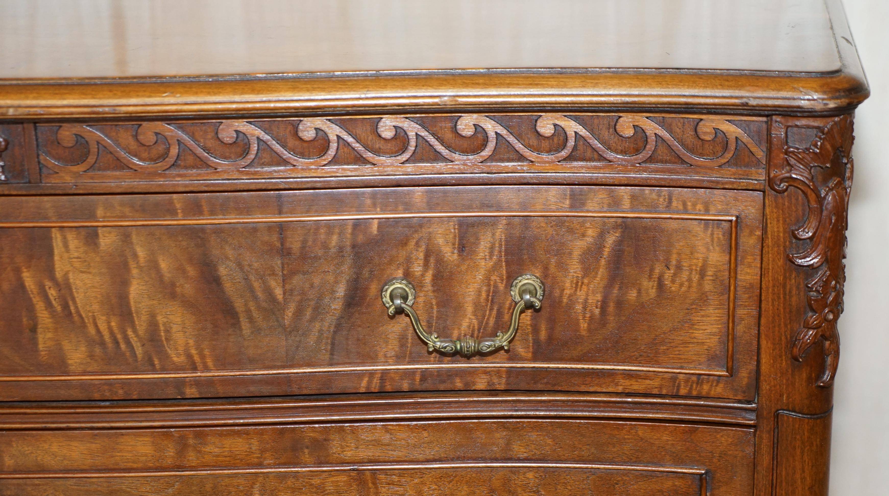 Commode Victorienne Tardive en Bois Dur Pieds Griffe et Boule