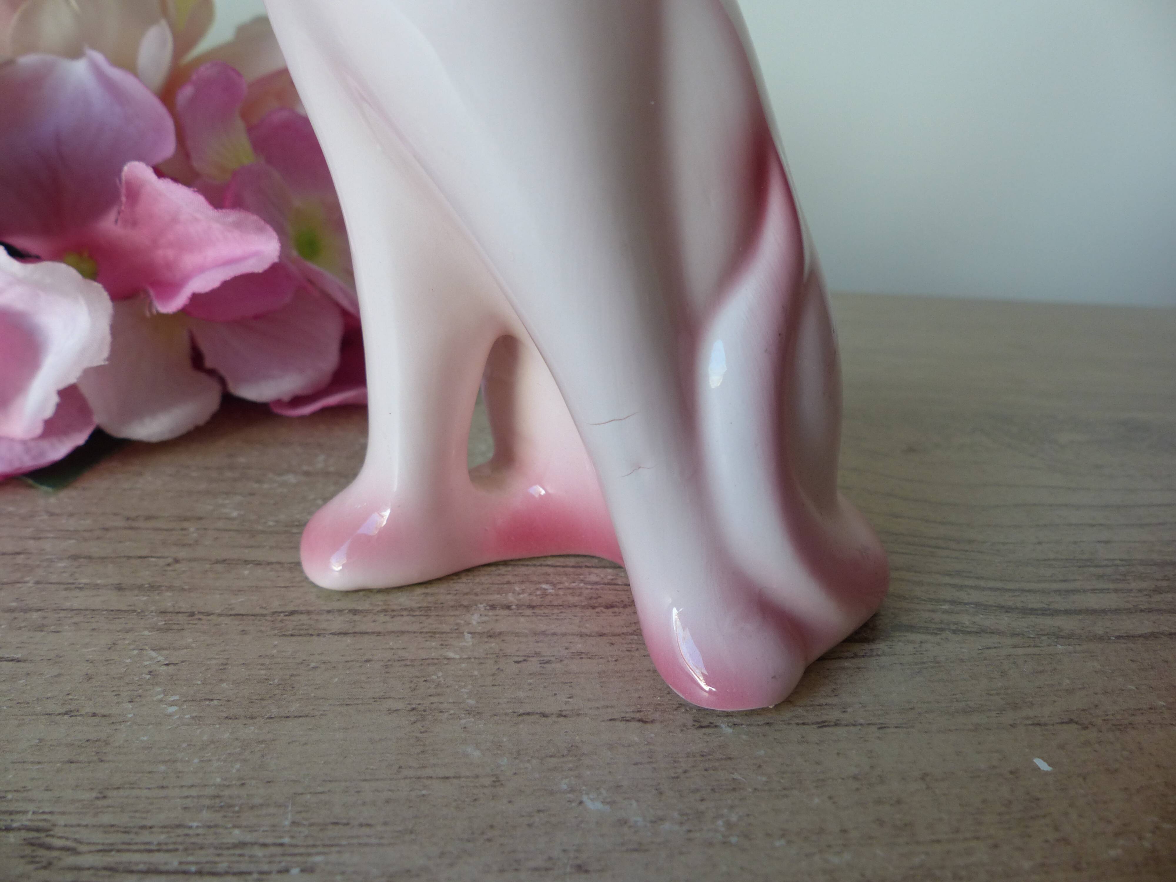 Romantic long-necked cat figurine in pink ceramic, Cat Statuette 1970