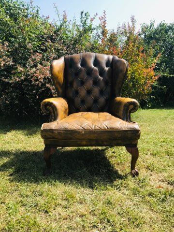 Chesterfield eared armchair with armrests