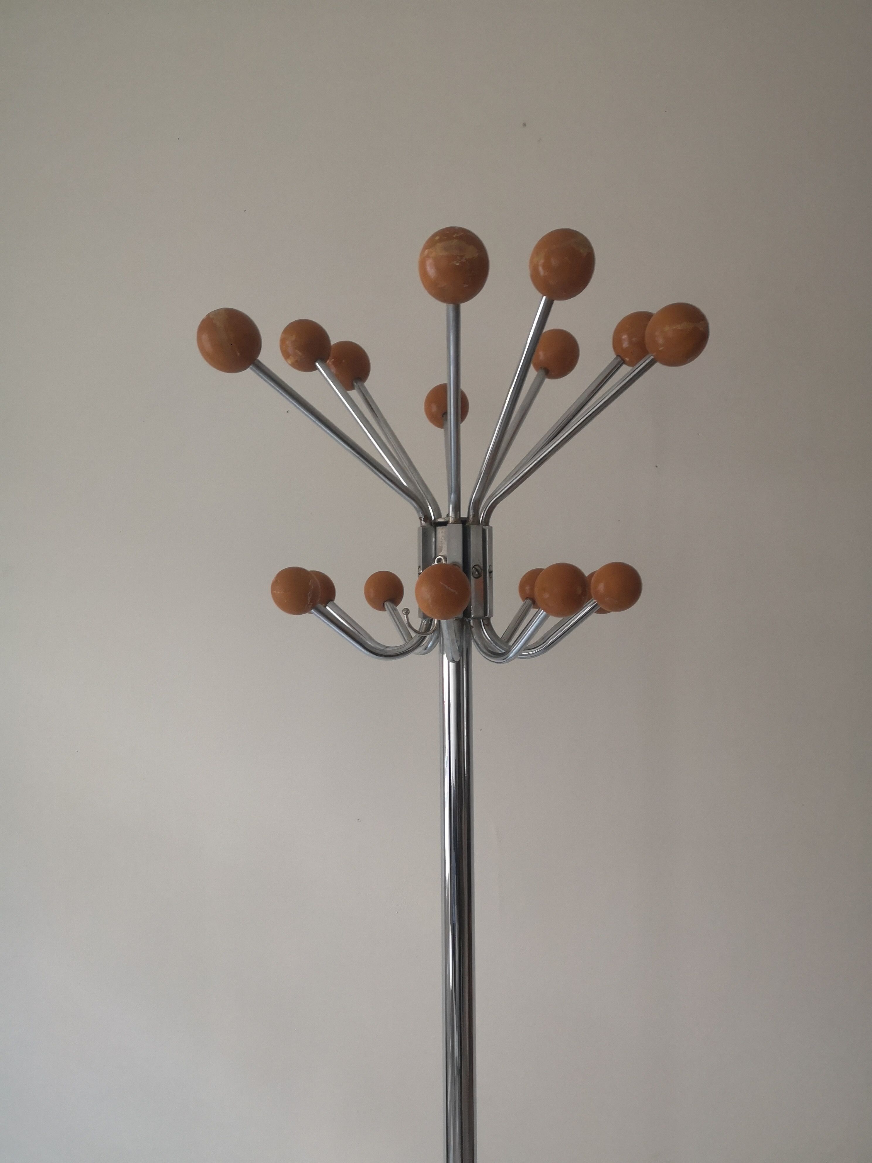 Rotatable parrot coat rack in chrome and wood, design 1970