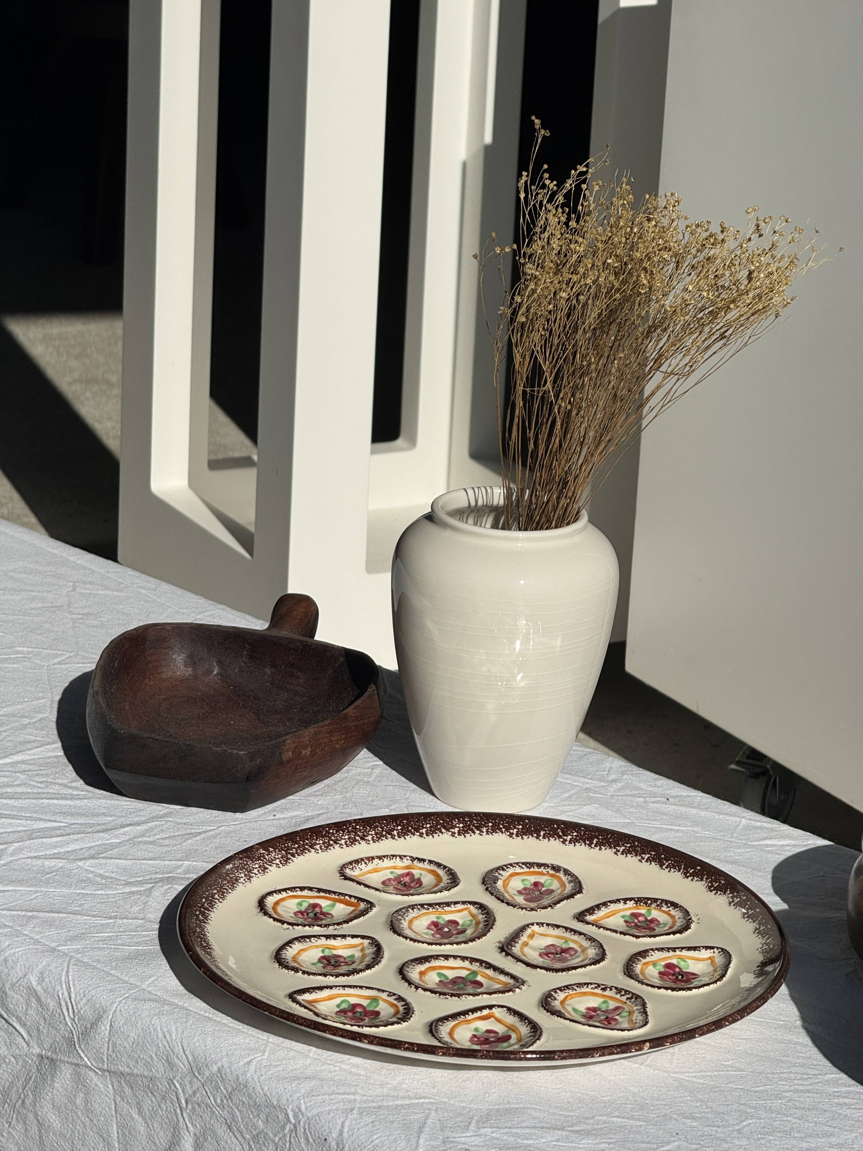 Large circular platter with compartments for shellfish, molluscs, and oysters.