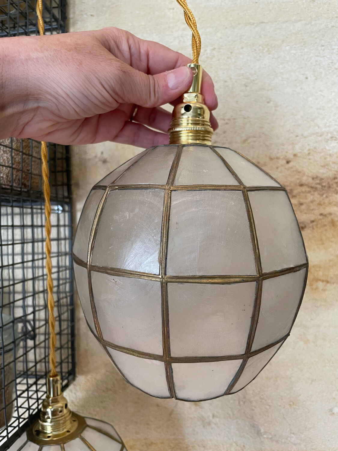 2 lampes baladeuses globes abats-jour nacre et laiton doré vintage