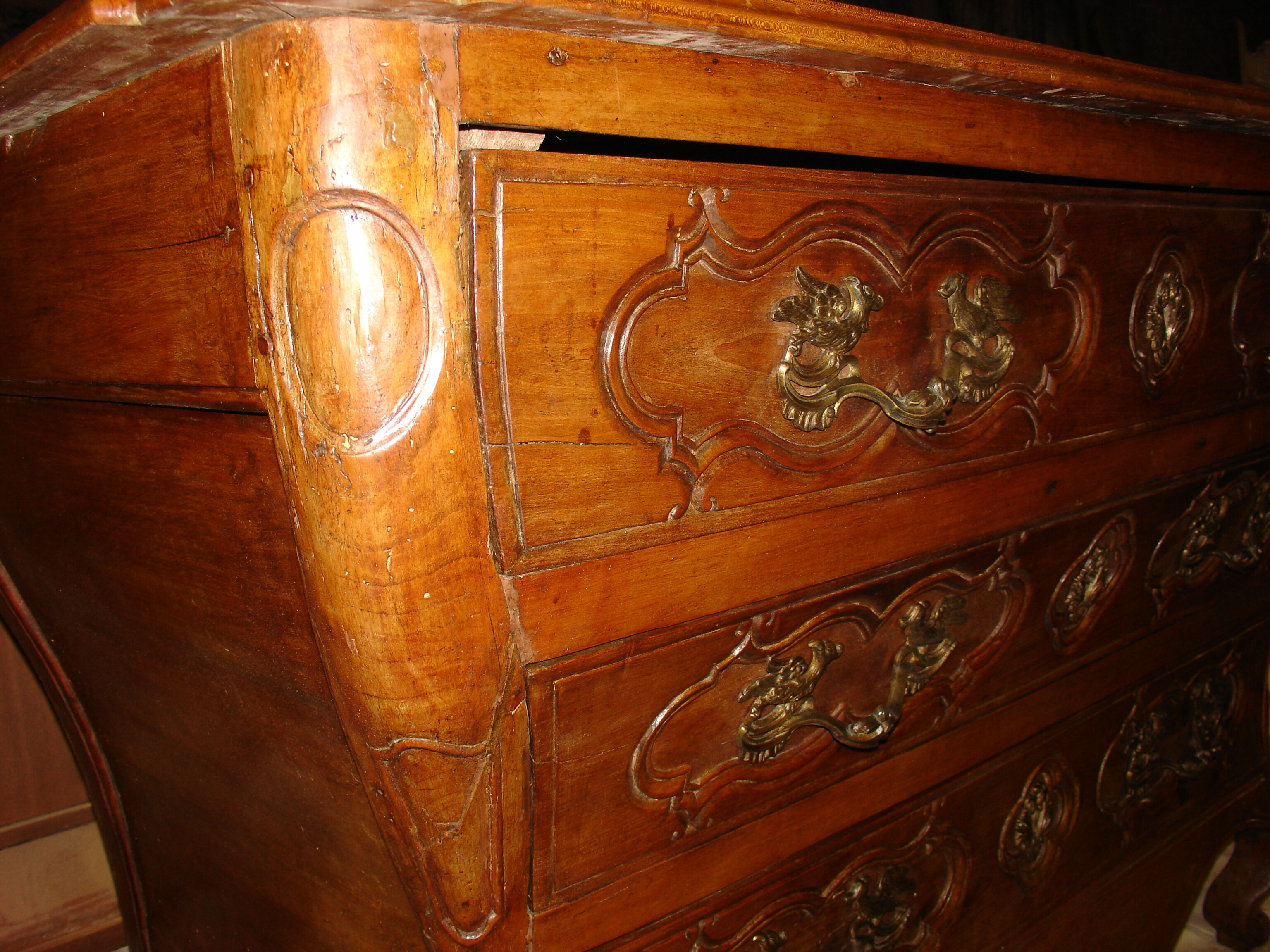 Commode dite "Tombeau" époque Régence de la fin du XVII siècle en merisier massif