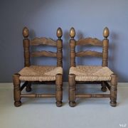 Ensemble de 2 chaises basses avec assise en paille, années 1950.