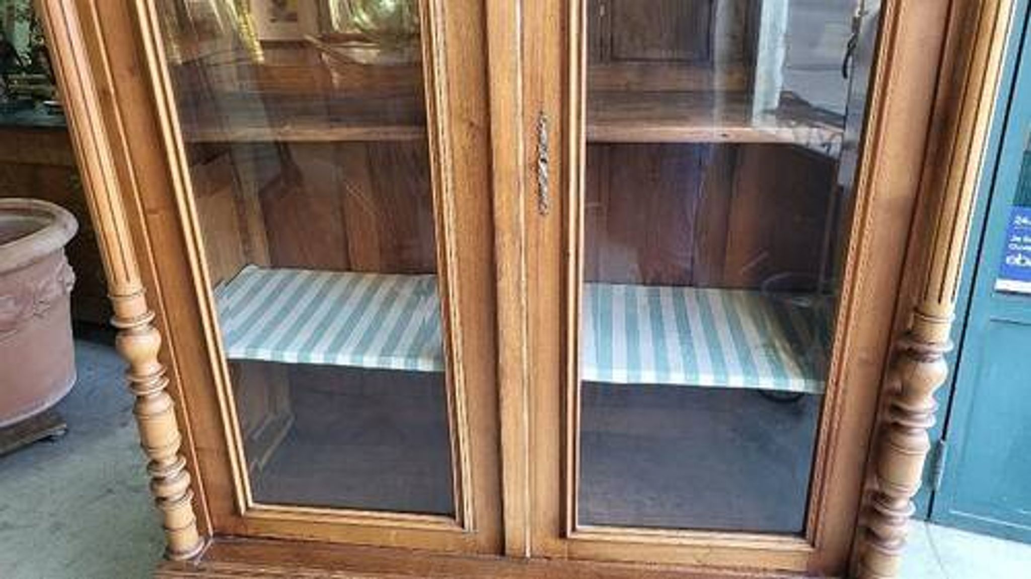Display cabinet with 2 doors in walnut with bevelled glass from the 19th century.