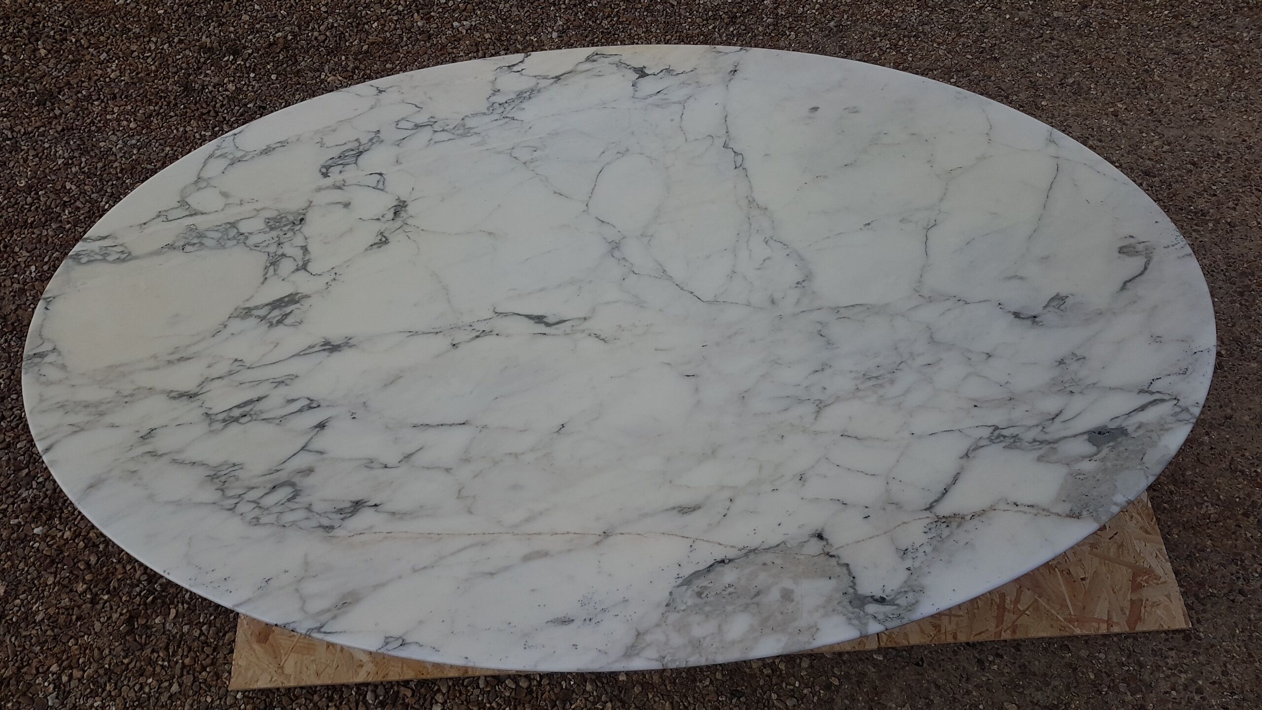 Oval table by Eero Saarinen Edite by Knoll