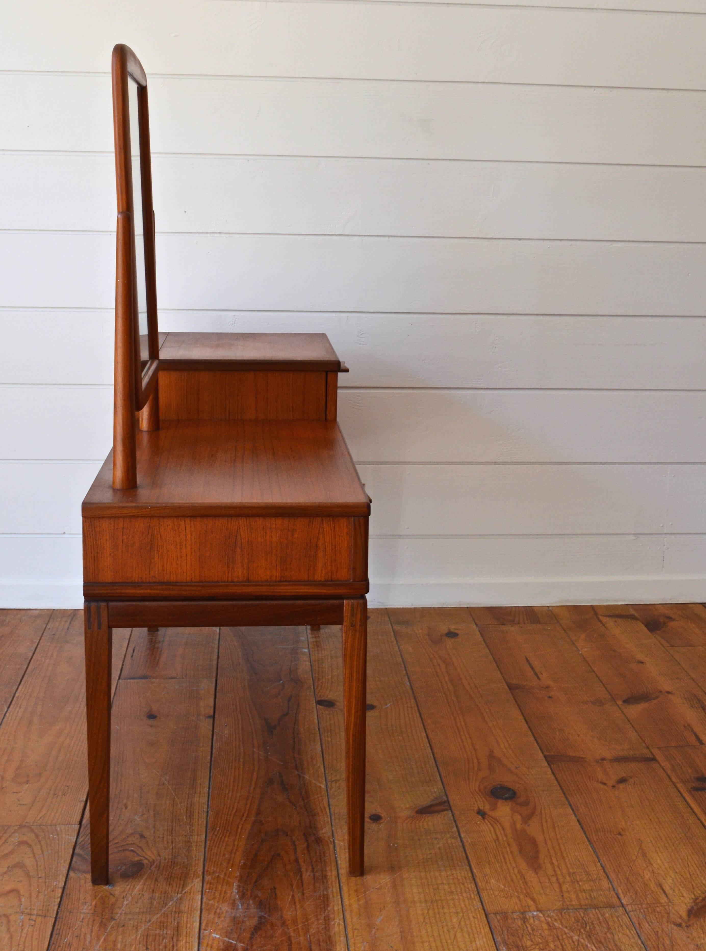 Scandinavian dressing table
